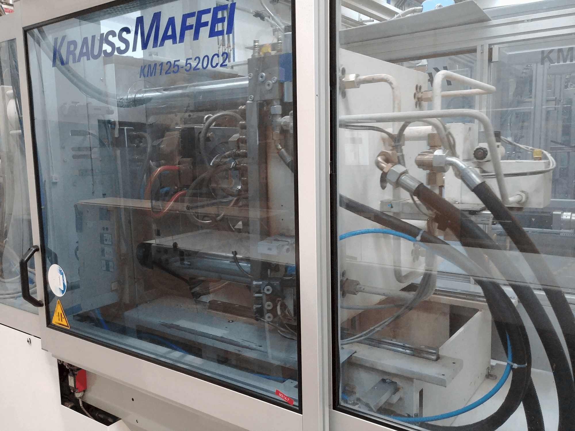 Links zicht van Krauss Maffei KM 125-520 C2 machine