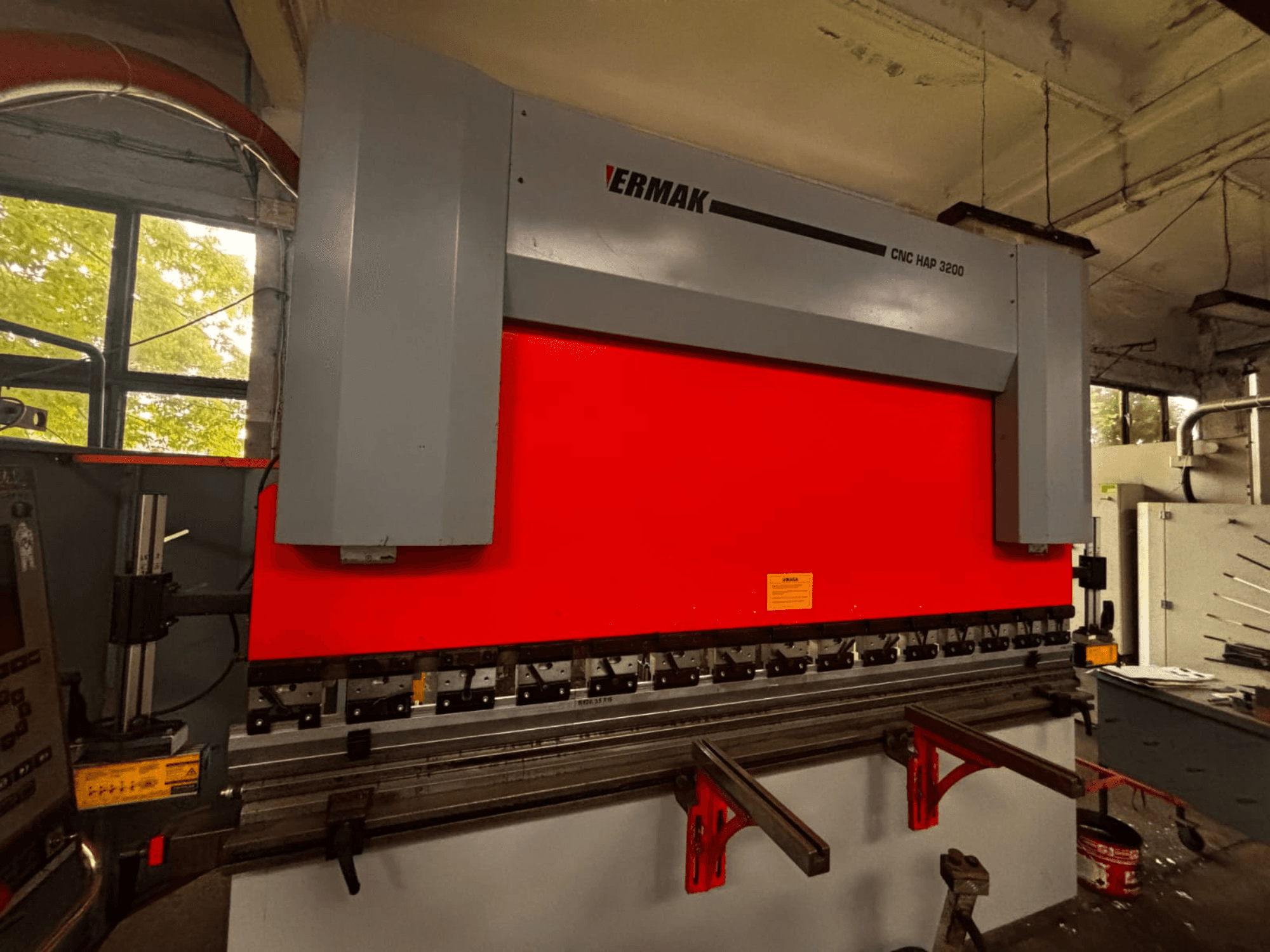 VeriMak CNC HAP 3200 hydraulische afkantpers, vooraanzicht, met een helder rood buigoppervlak en verstelbare klemmen zichtbaar.