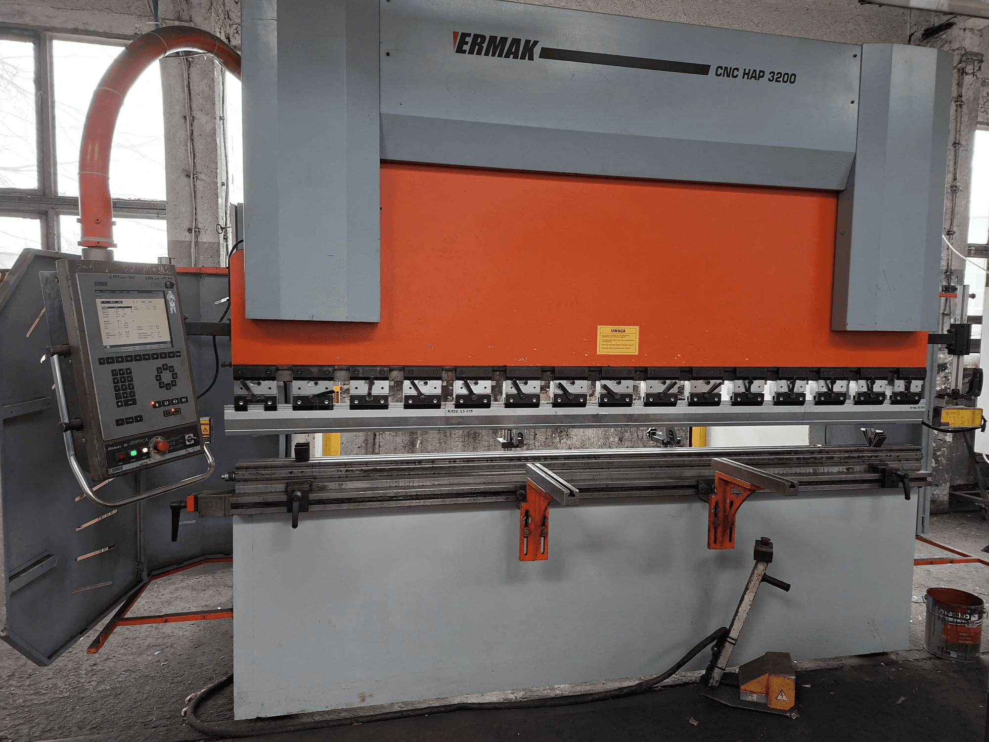 Ermak CNC HAP 3200 afkantpers, vooraanzicht, met oranje en grijze behuizing, bedieningspaneel met digitaal display en verstelbare klemmen.