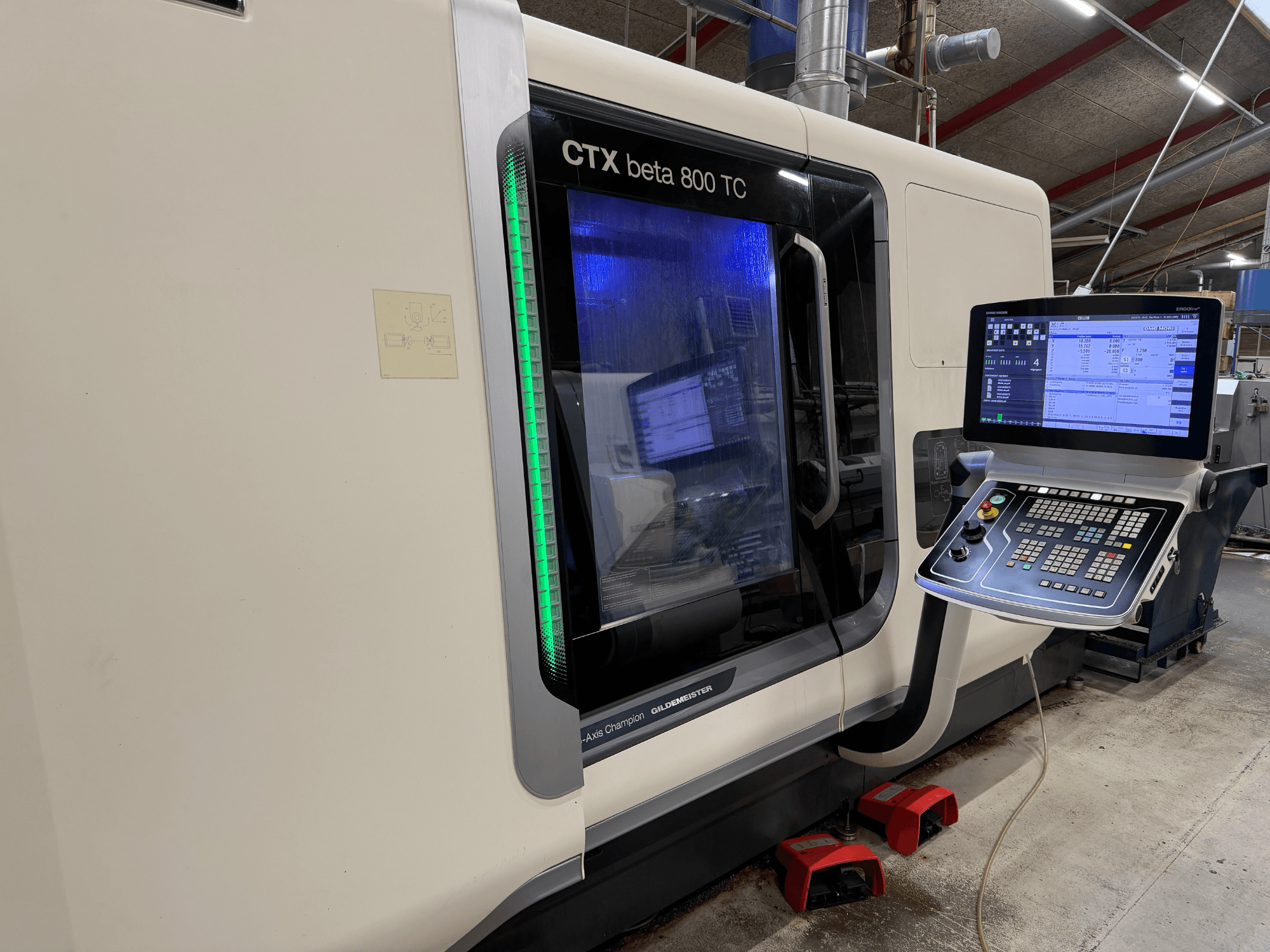 CTX beta 800 TC CNC machine in zijaanzicht, met digitaal bedieningspaneel en verlichte groene veiligheidsindicator.