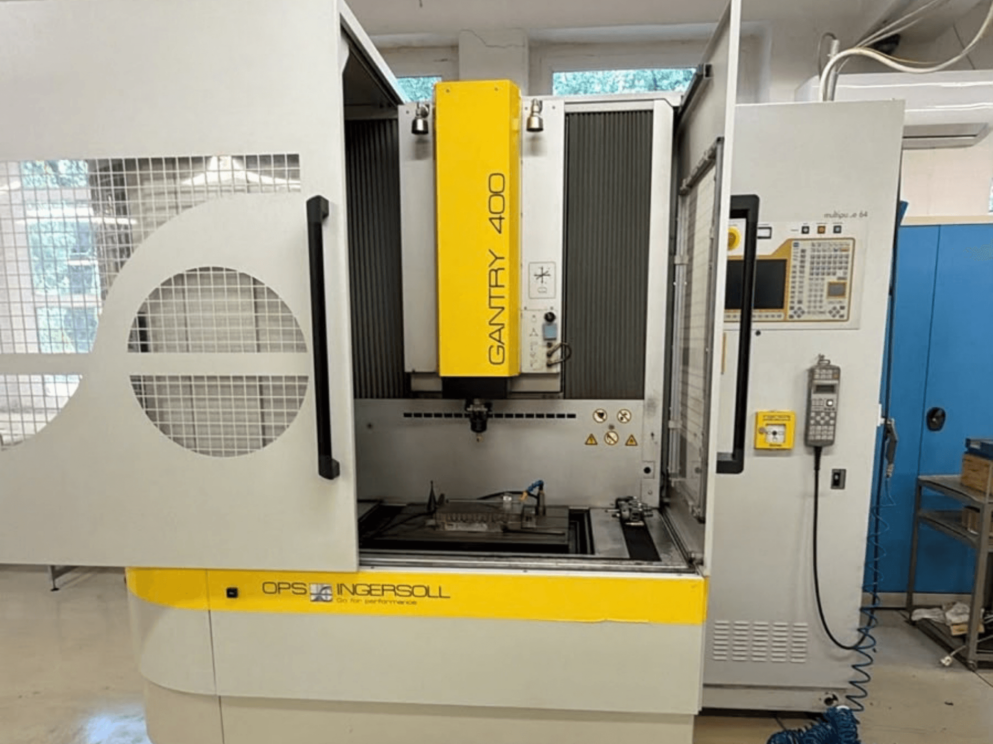 Vooraanzicht van de INGERSOLL Gantry 400 zink-EDM-machine, met geopende deuren en bedieningspaneel, waarbij het werkstuk in de machine is geplaatst.