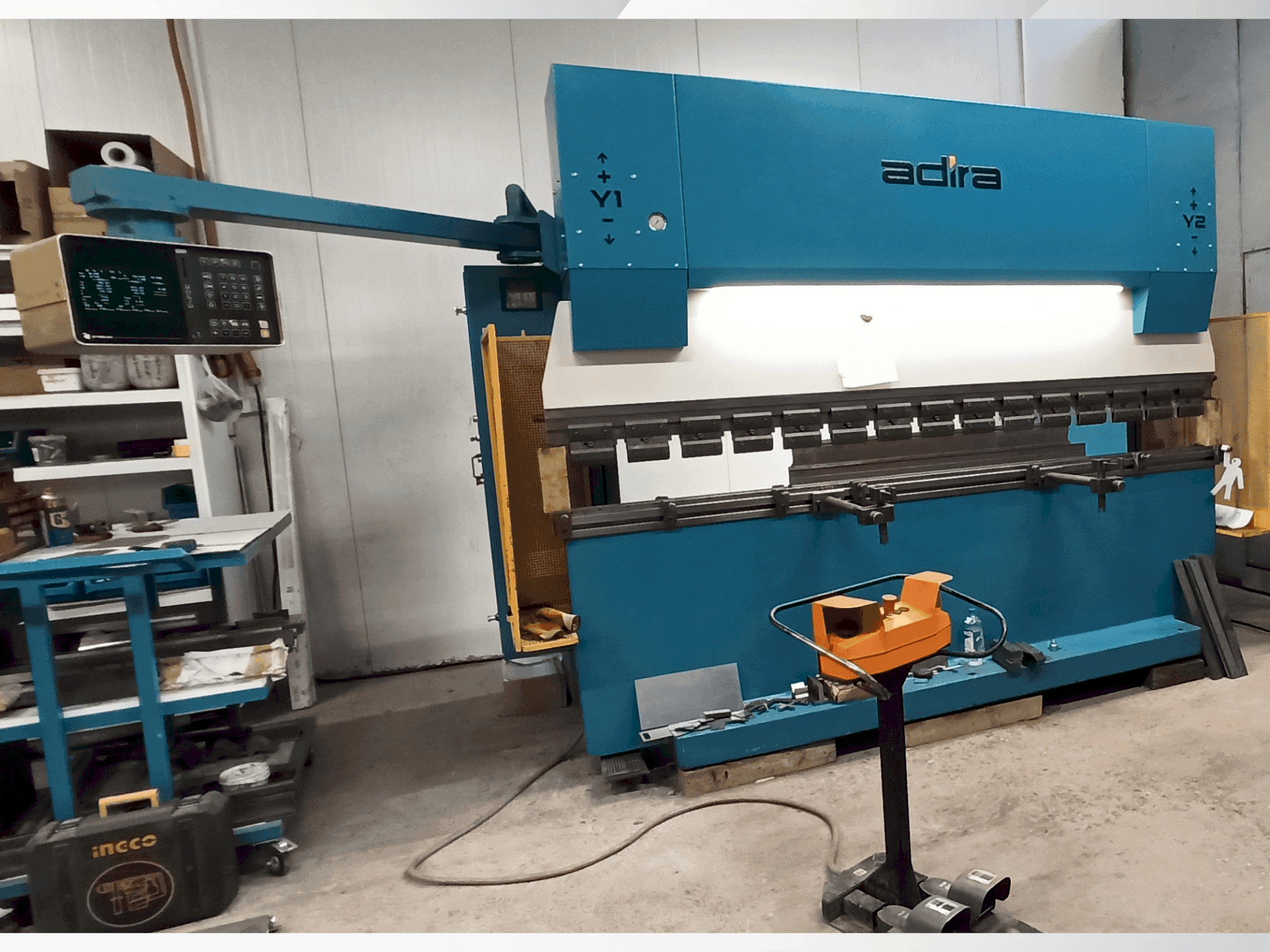 Vooraanzicht van ADIRA QIH-11030 DNC CR machine