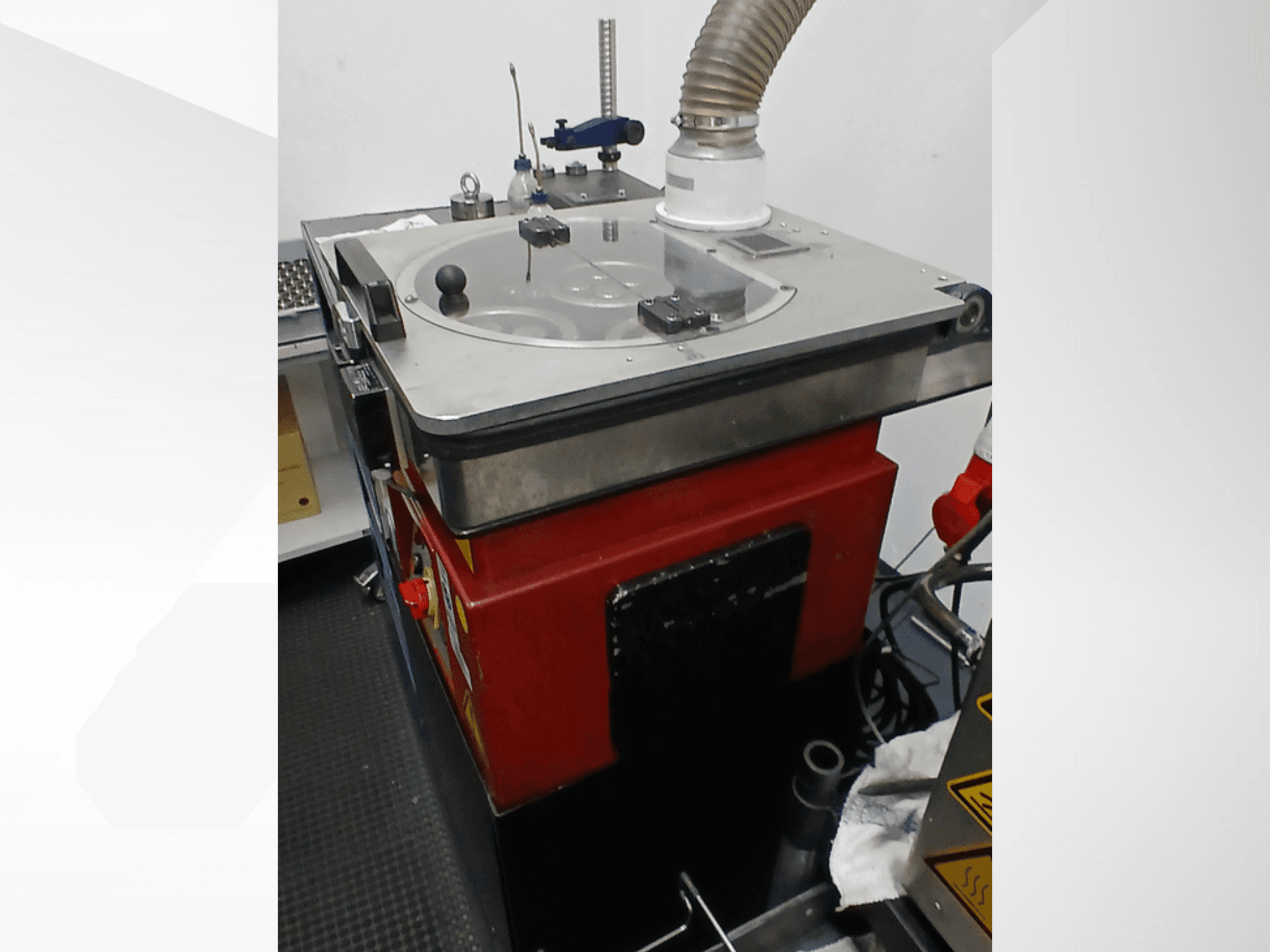 De MYLÄP 400 werktuigmachine in zijaanzicht, met een afgeronde tafel, bedieningsknoppen en aangesloten stofafzuigslang.