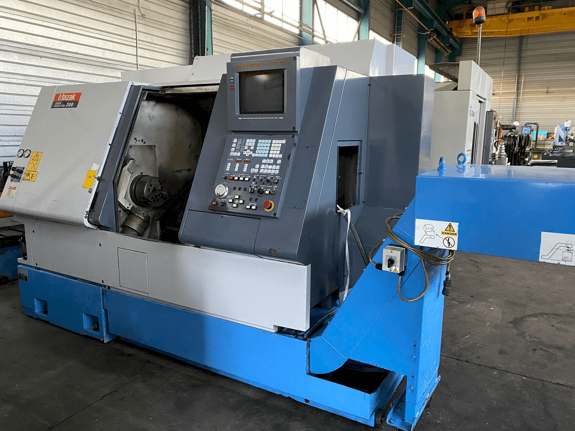 Vooraanzicht van Mazak SQT 200 machine