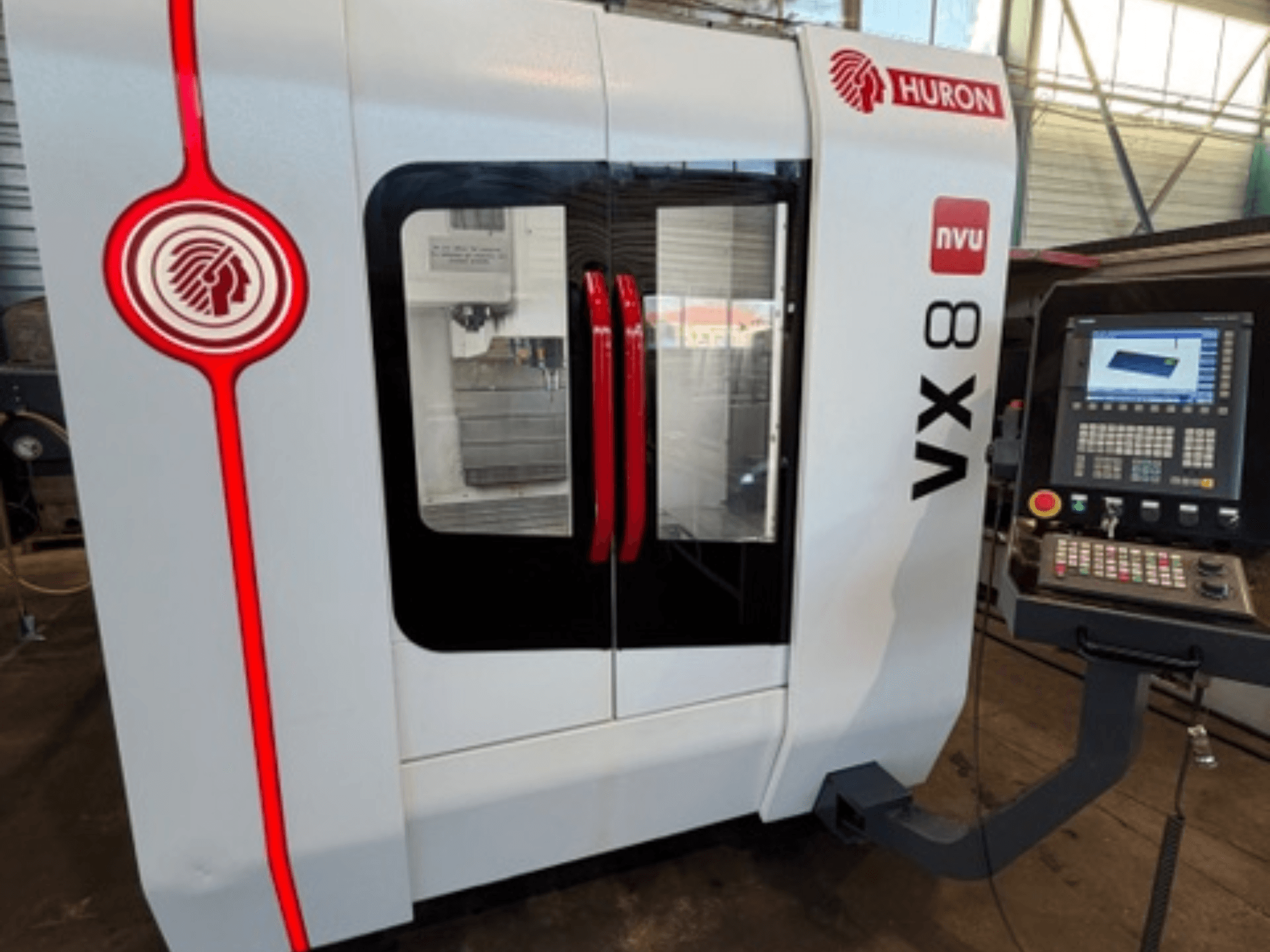 Huron VX 8 NVU freesmachine in wit en rood, vooraanzicht, met bedieningspaneel met knoppen en display.