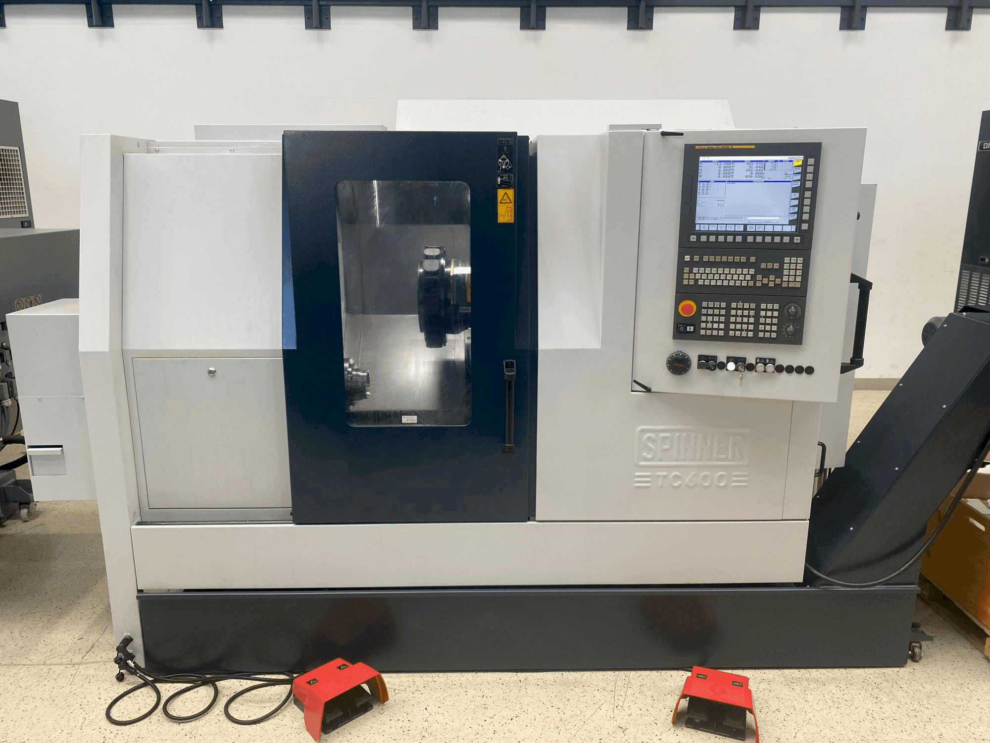 Vooraanzicht van SPINNER TC600-65-MCY machine