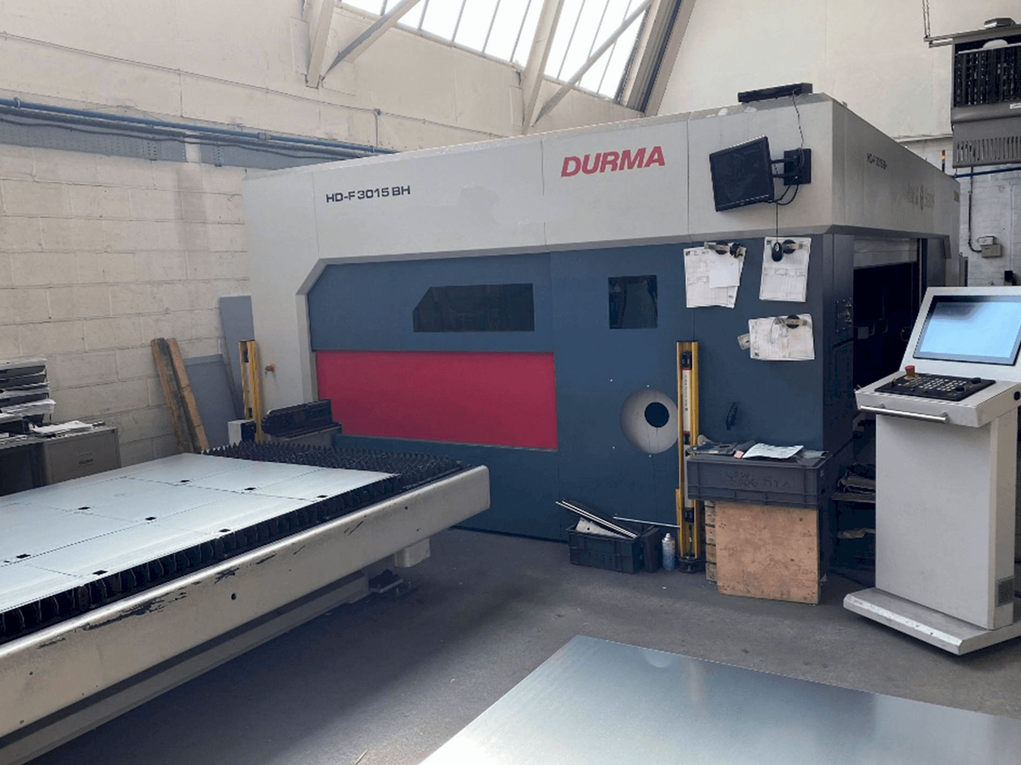 Vooraanzicht van Durma HD-F 3015 BH 4kW Fiber machine