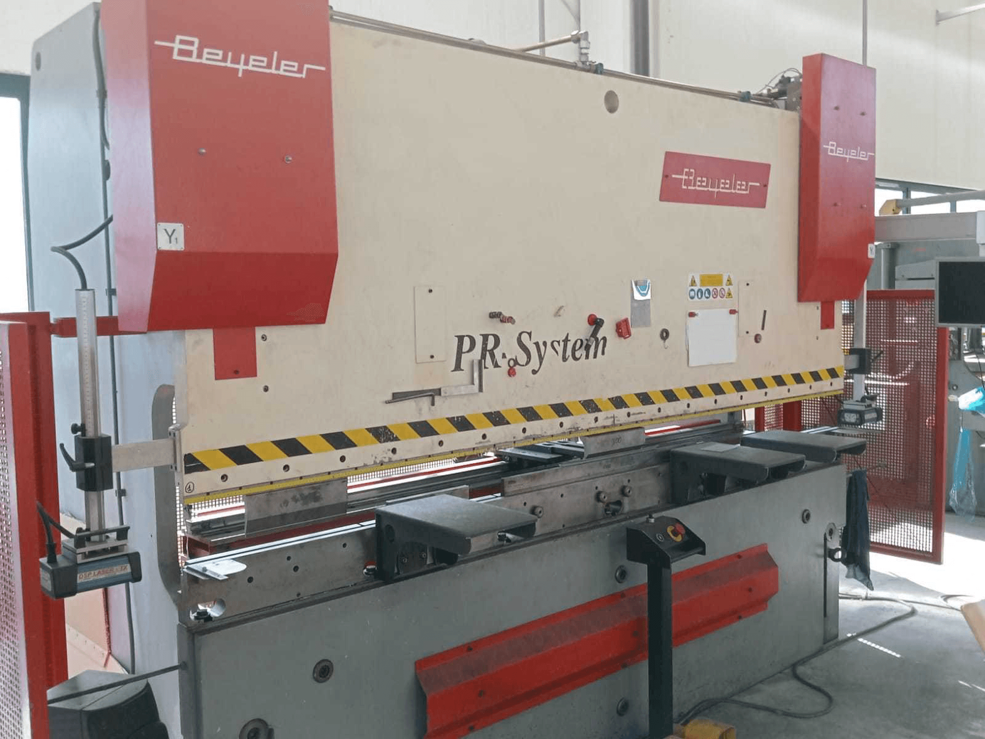 Linkerzijdeaanzicht van BEYELER PR6 1500 KN X 3000 MM machine