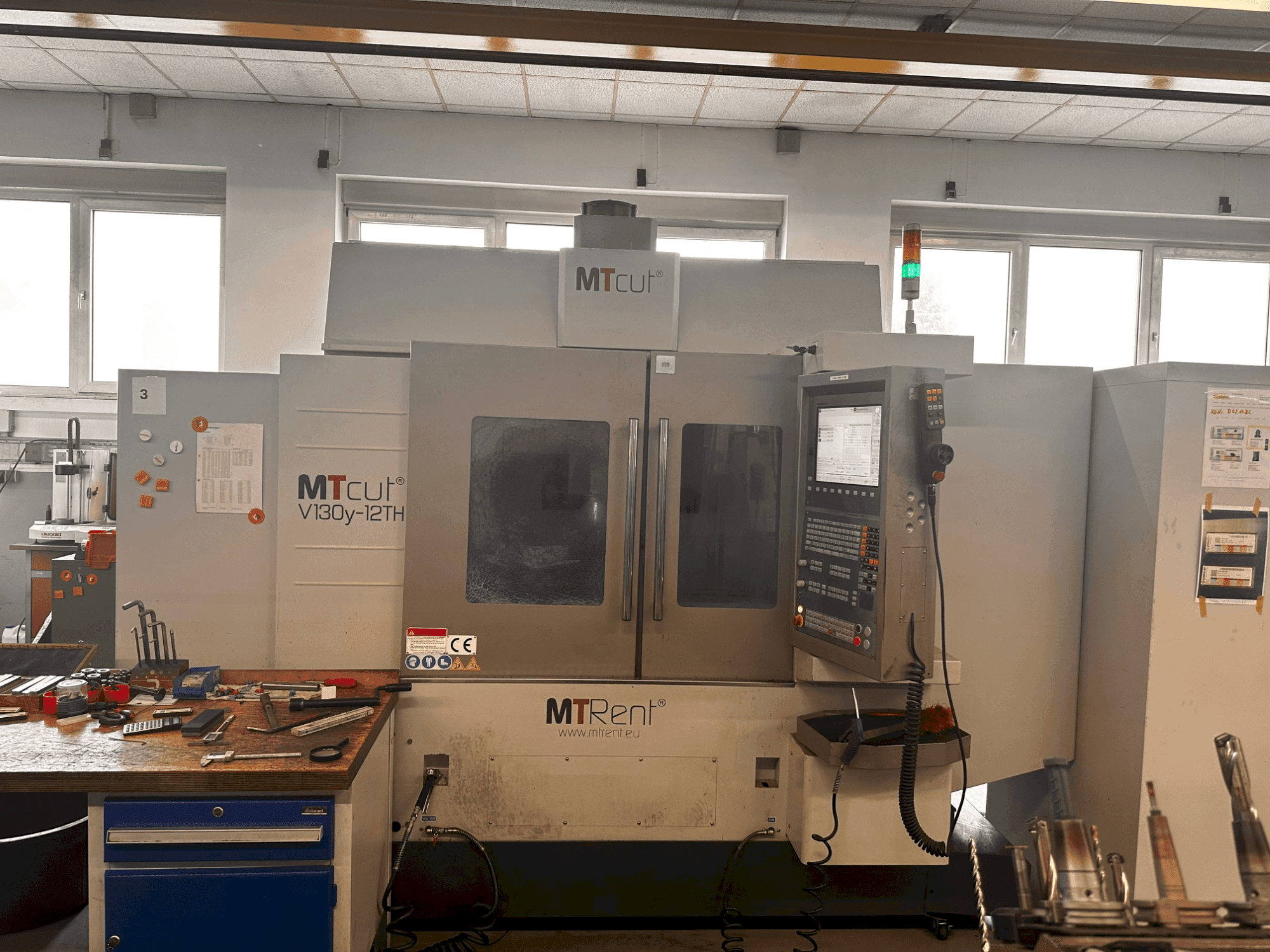 Vooraanzicht van MTcut V130y-12TH machine