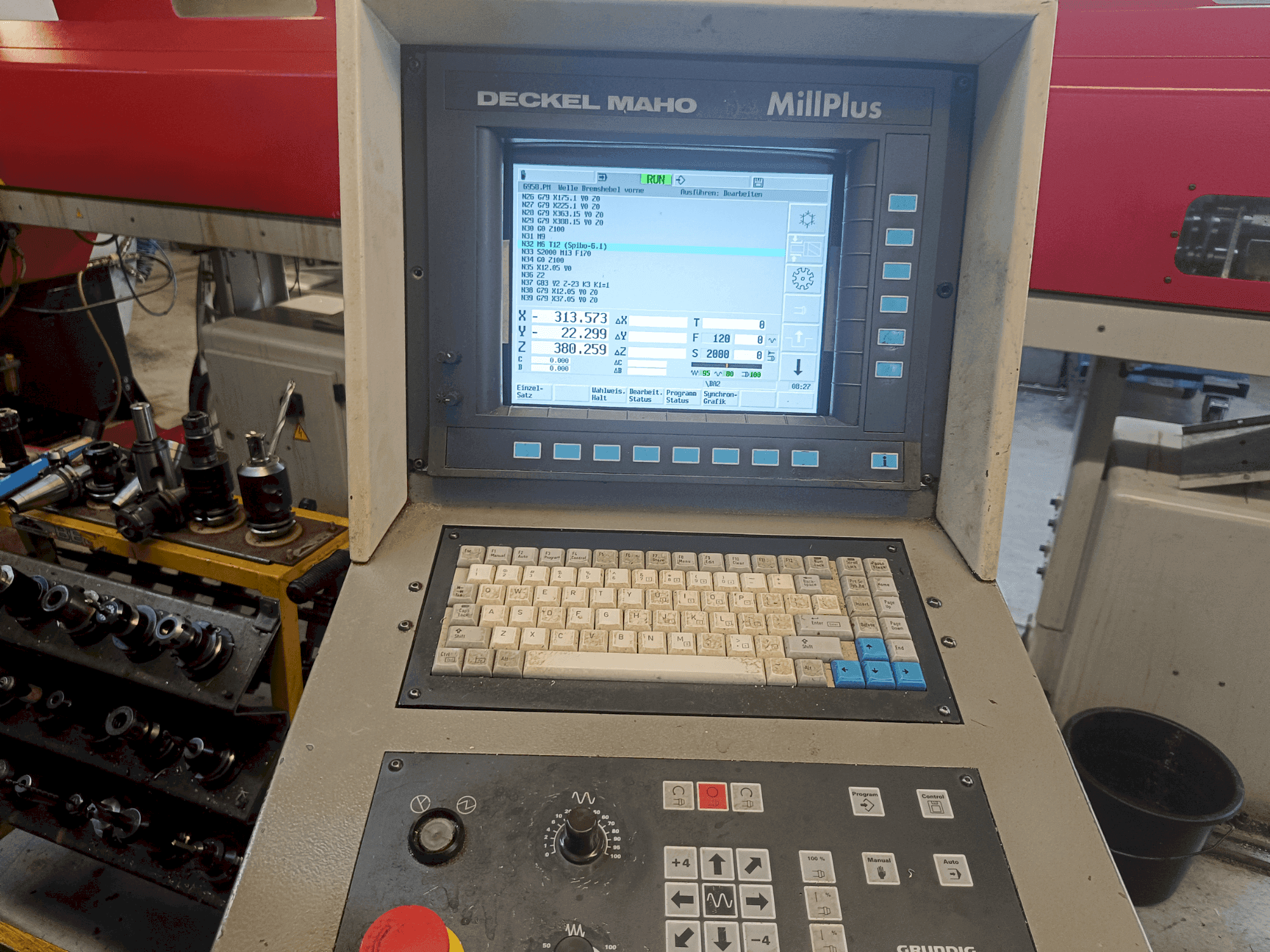 Vooraanzicht van DECKEL MAHO DMU 50V machine