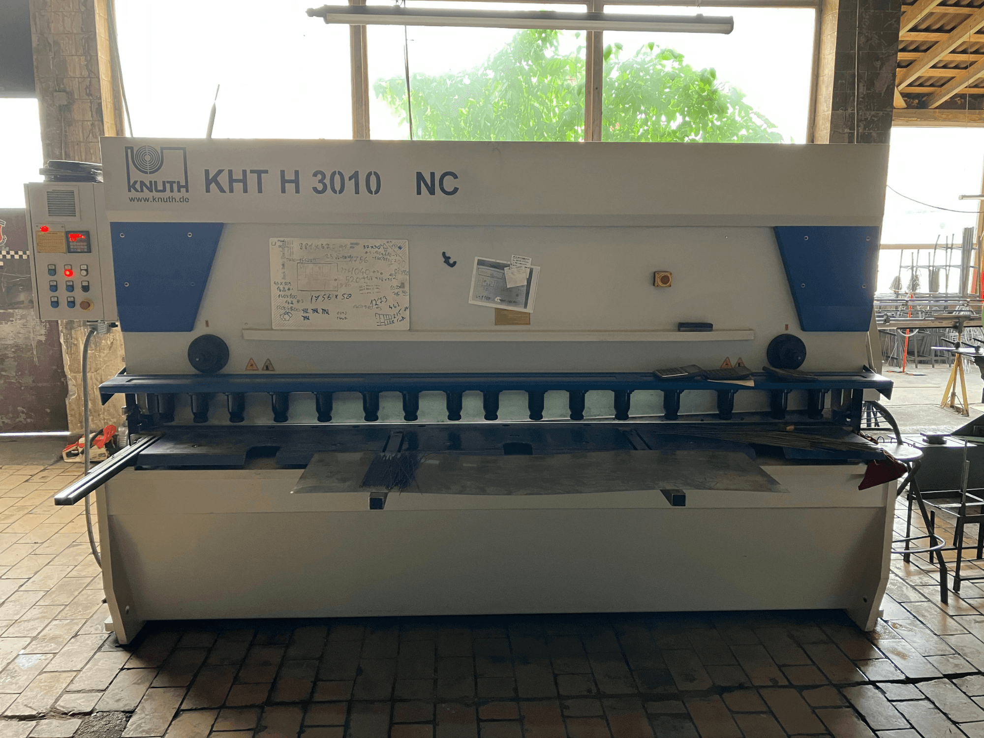 Hydraulische knipmachine KNUTH KHT H 3010 NC in vooraanzicht, met bedieningspaneel en metaalbewerkingsgebied.