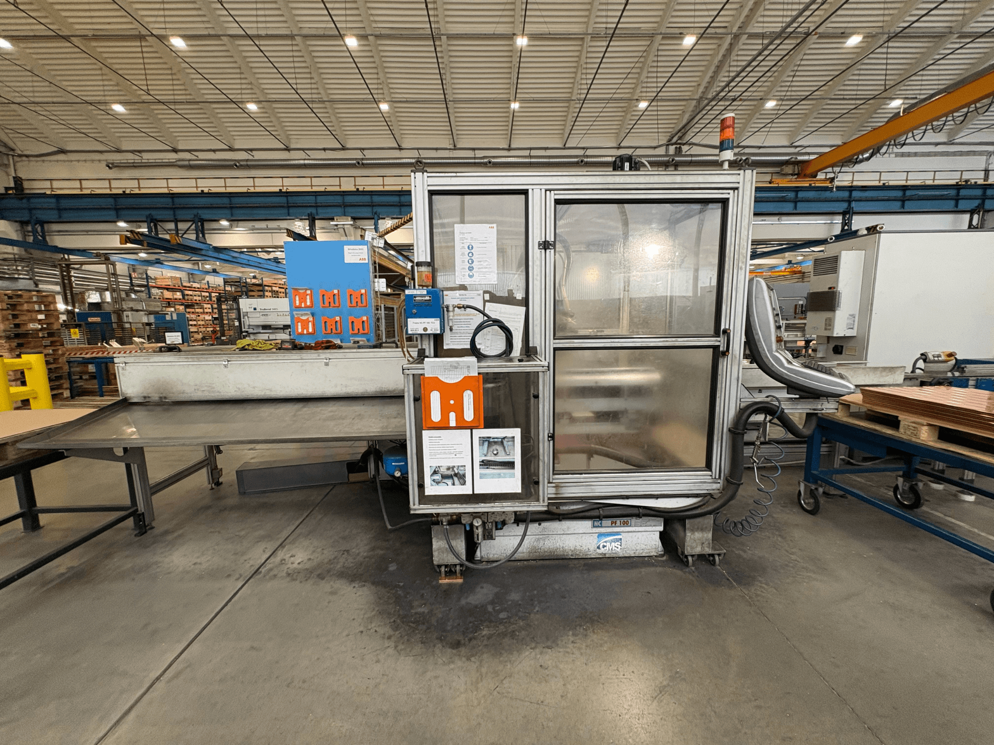 CNC houtbewerkingscentrum CMS NC PF 100 TCU, vooraanzicht, weergave van bedieningspaneel en bedieningsfuncties in een werkplaats.