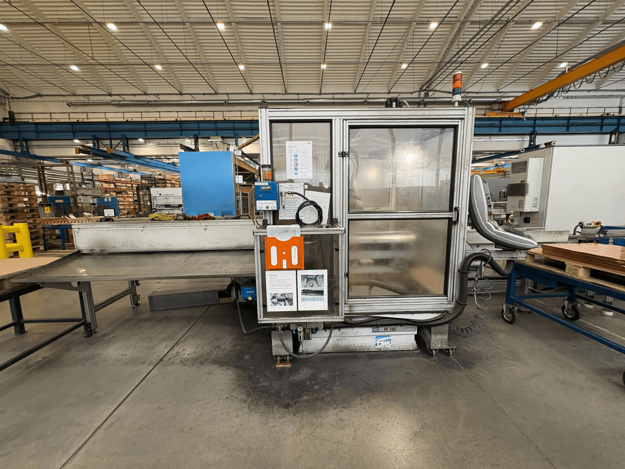 CNC houtbewerkingscentrum CMS NC PF 100, vooraanzicht; voorzien van bedieningspaneel, veiligheidsbehuizing en werktafel.