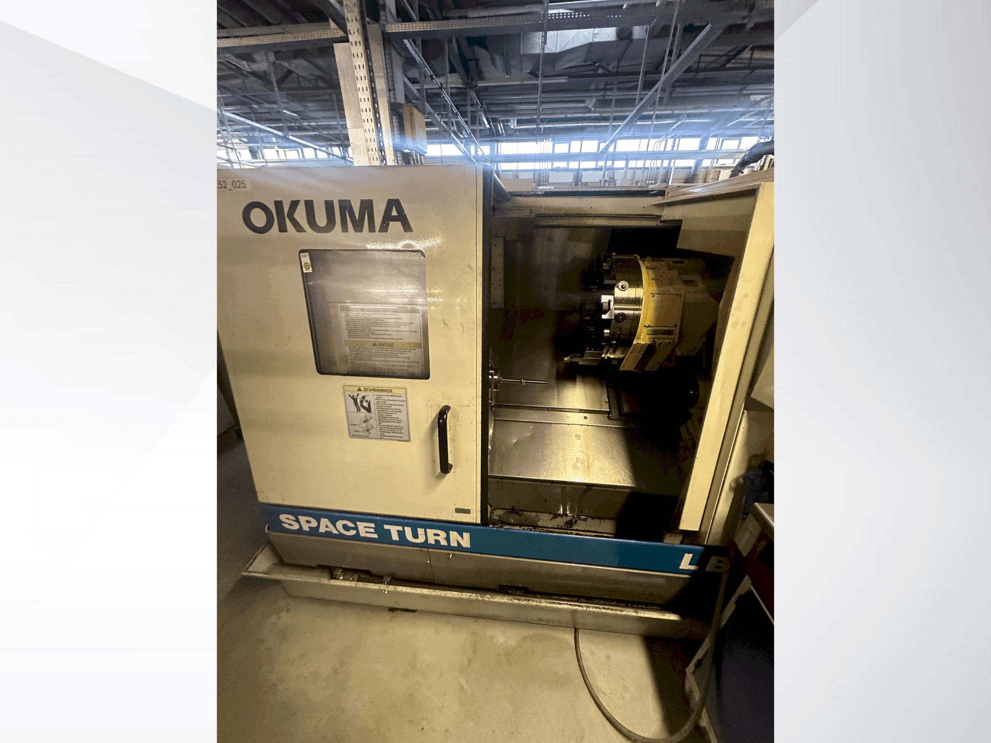 Vooraanzicht van Okuma LB 300 machine