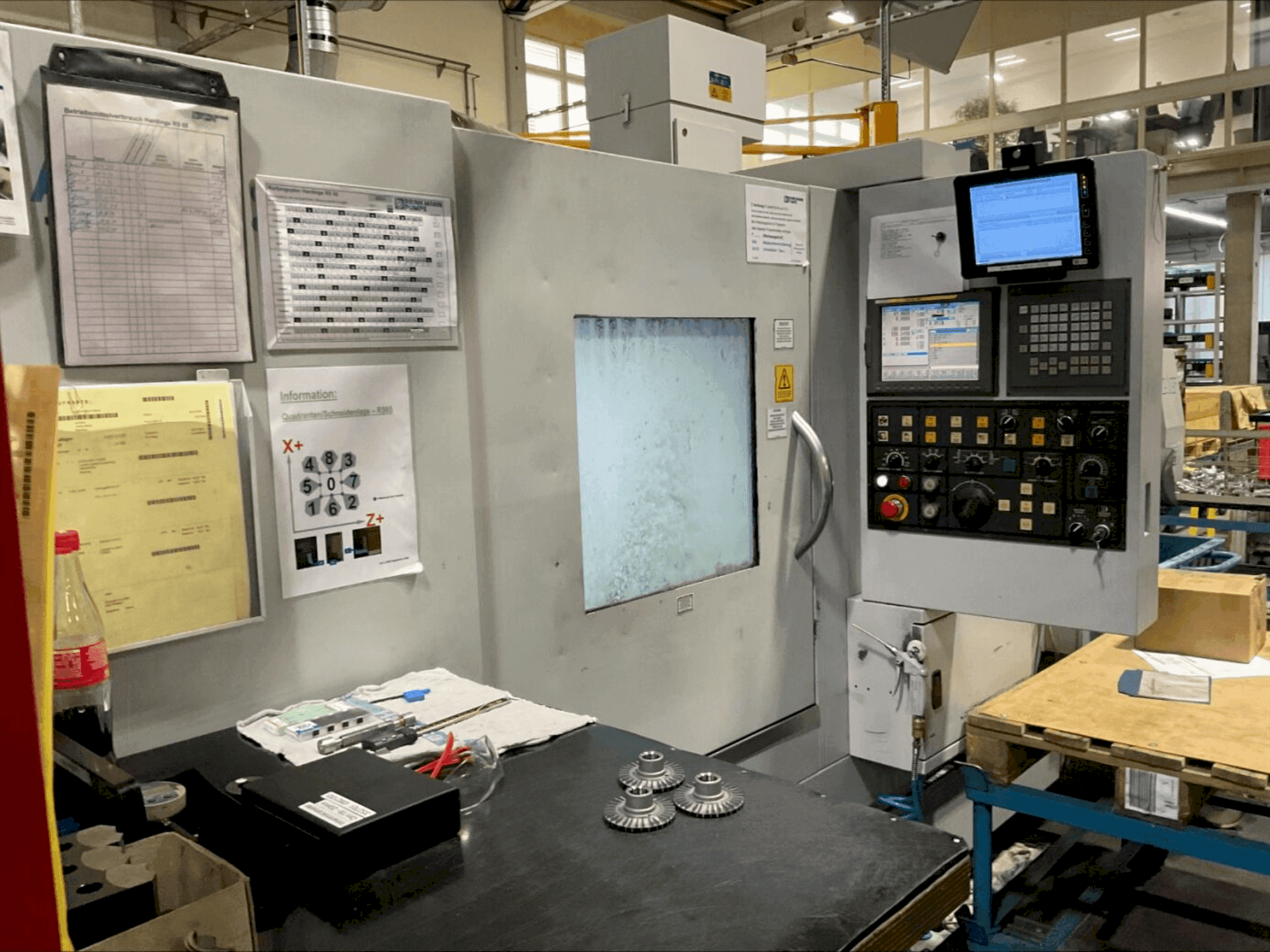 Vooraanzicht van HARDINGE RS65 machine