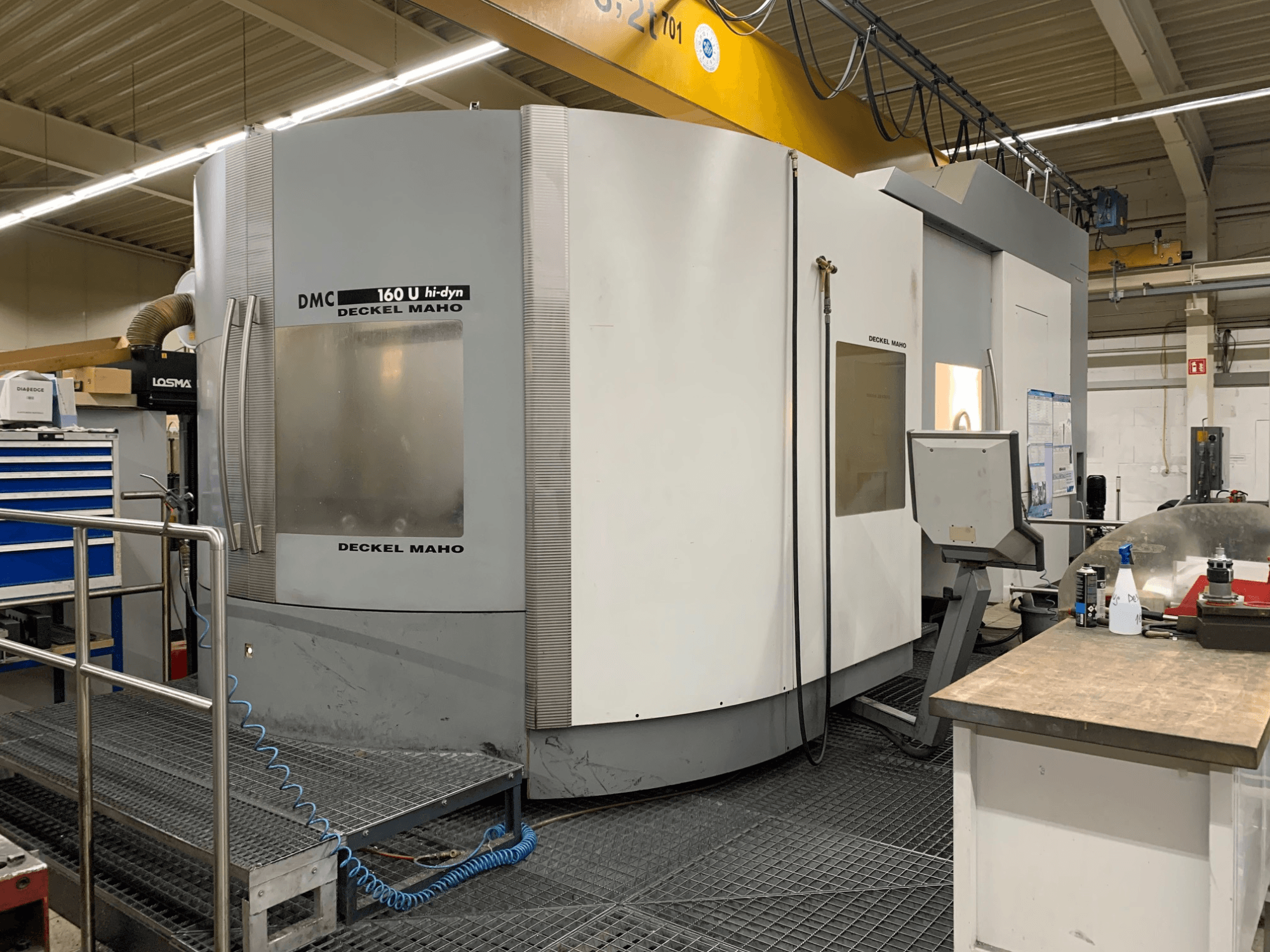 DECKEL MAHO DMC 160 U Hi-Dyn universeel bewerkingscentrum, vooraanzicht, met het bedieningspaneel en het extra grote, ronde ontwerp.