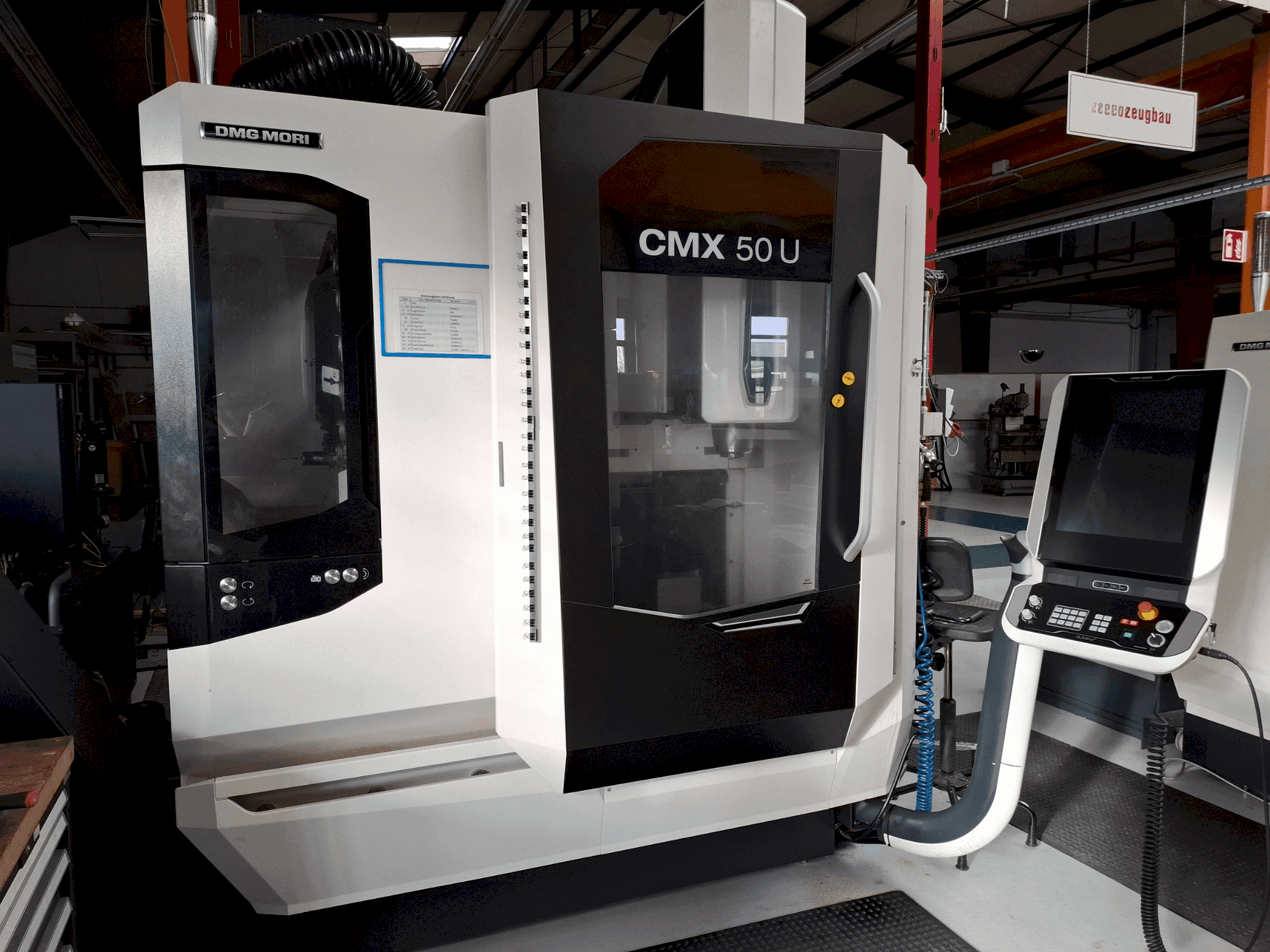 Vooraanzicht van DMG MORI CMX 50U machine