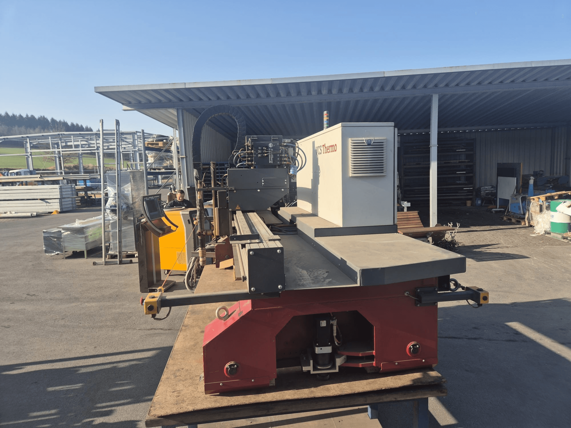 Vooraanzicht van VOORTMAN VACAM VCS Thermo plasmasnijmachine op een werkvlak, met het bedieningspaneel en het snijgedeelte.