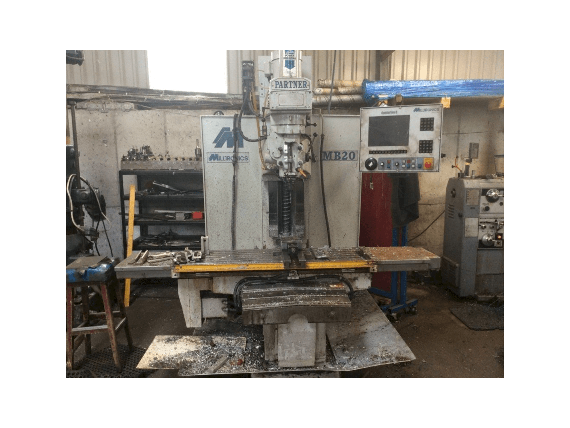 Vooraanzicht van MILLTRONICS MB20 machine