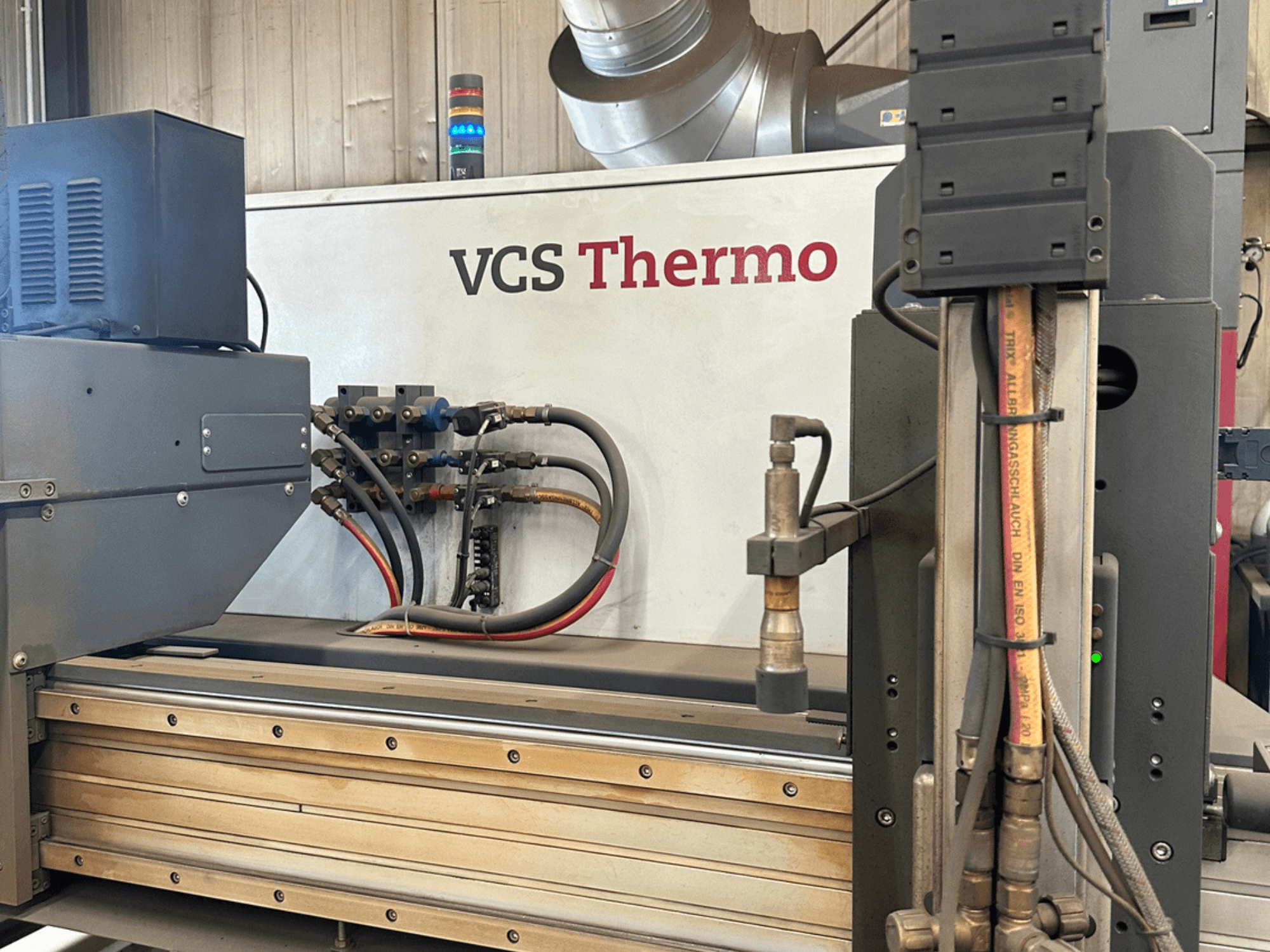 Hypertherm HPR130XD-plasmasnijmachine, zijaanzicht met aansluitingen, bedieningspaneel en functionele onderdelen.