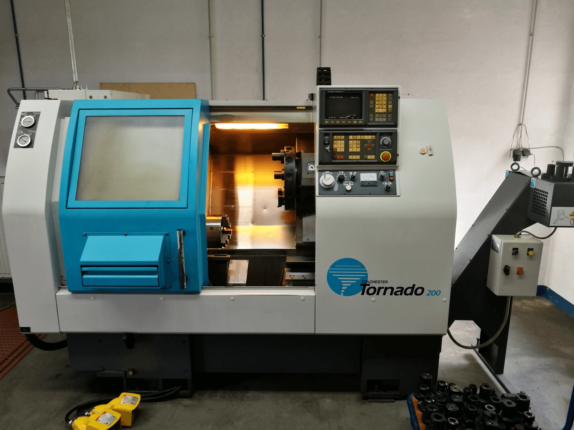 Vooraanzicht van Colchester TORNADO 200 machine