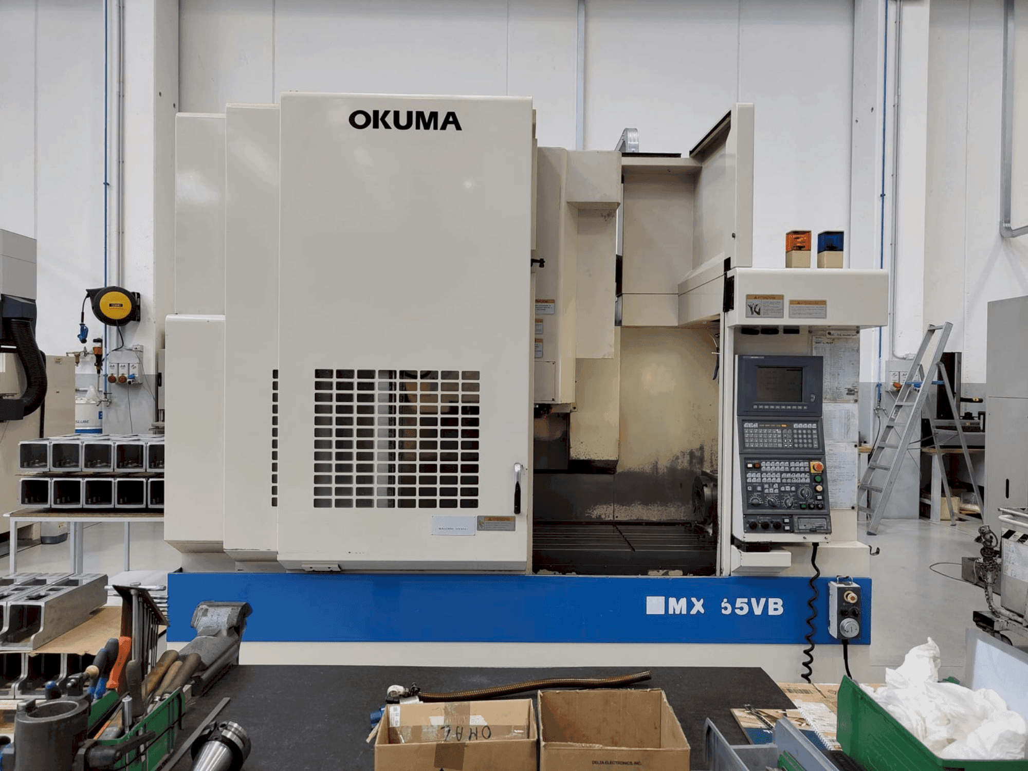 Vooraanzicht van Okuma MX 55 VB machine