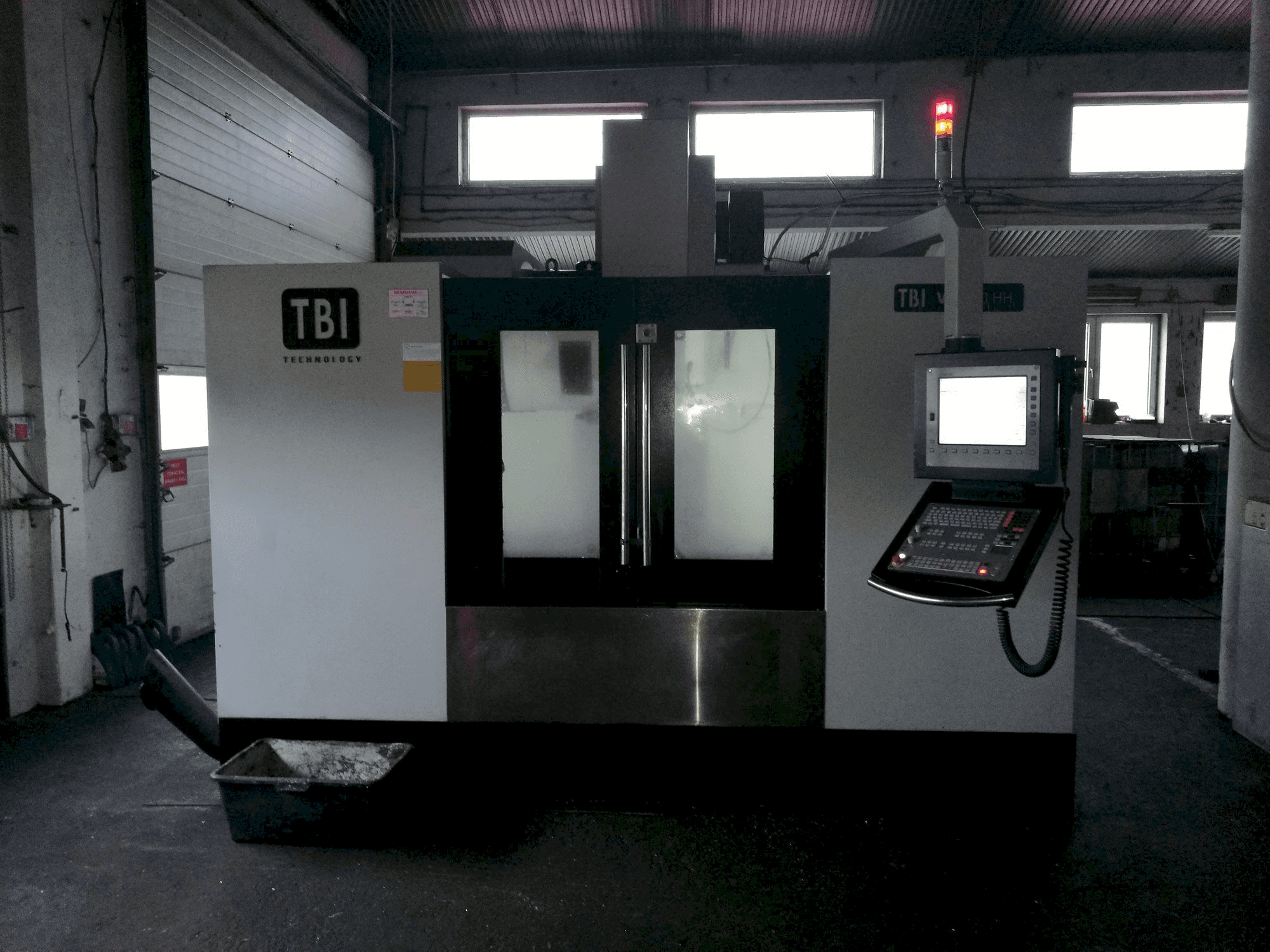 Vooraanzicht van TBI VC 1270 HH machine