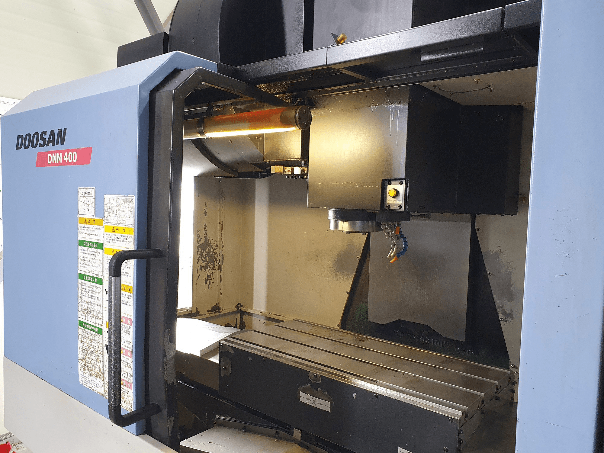 Vooraanzicht van Doosan DNM400 machine
