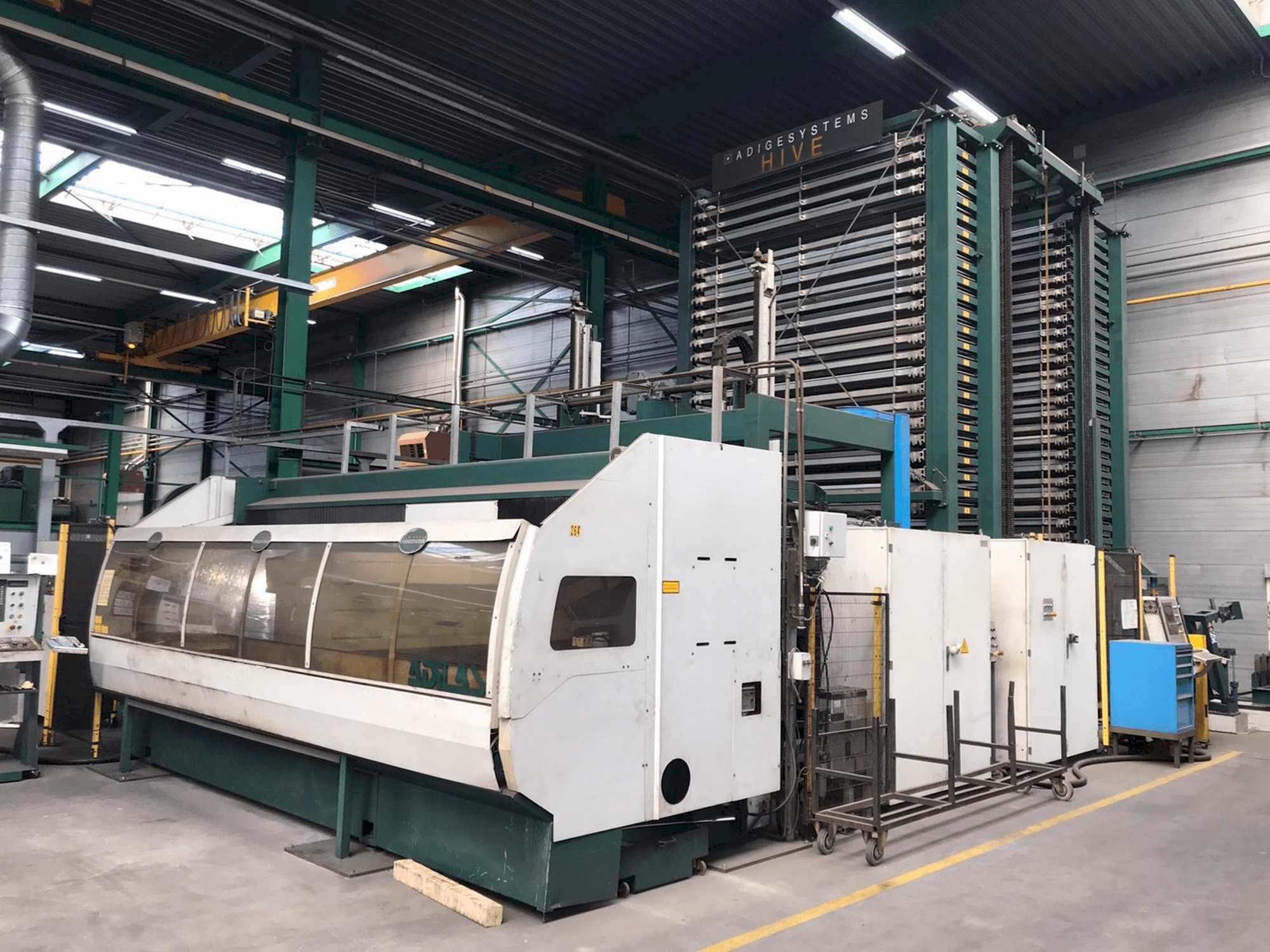 Vooraanzicht van BLM Adige Adilas 3,2kW CO2 laser 3015 + automation machine