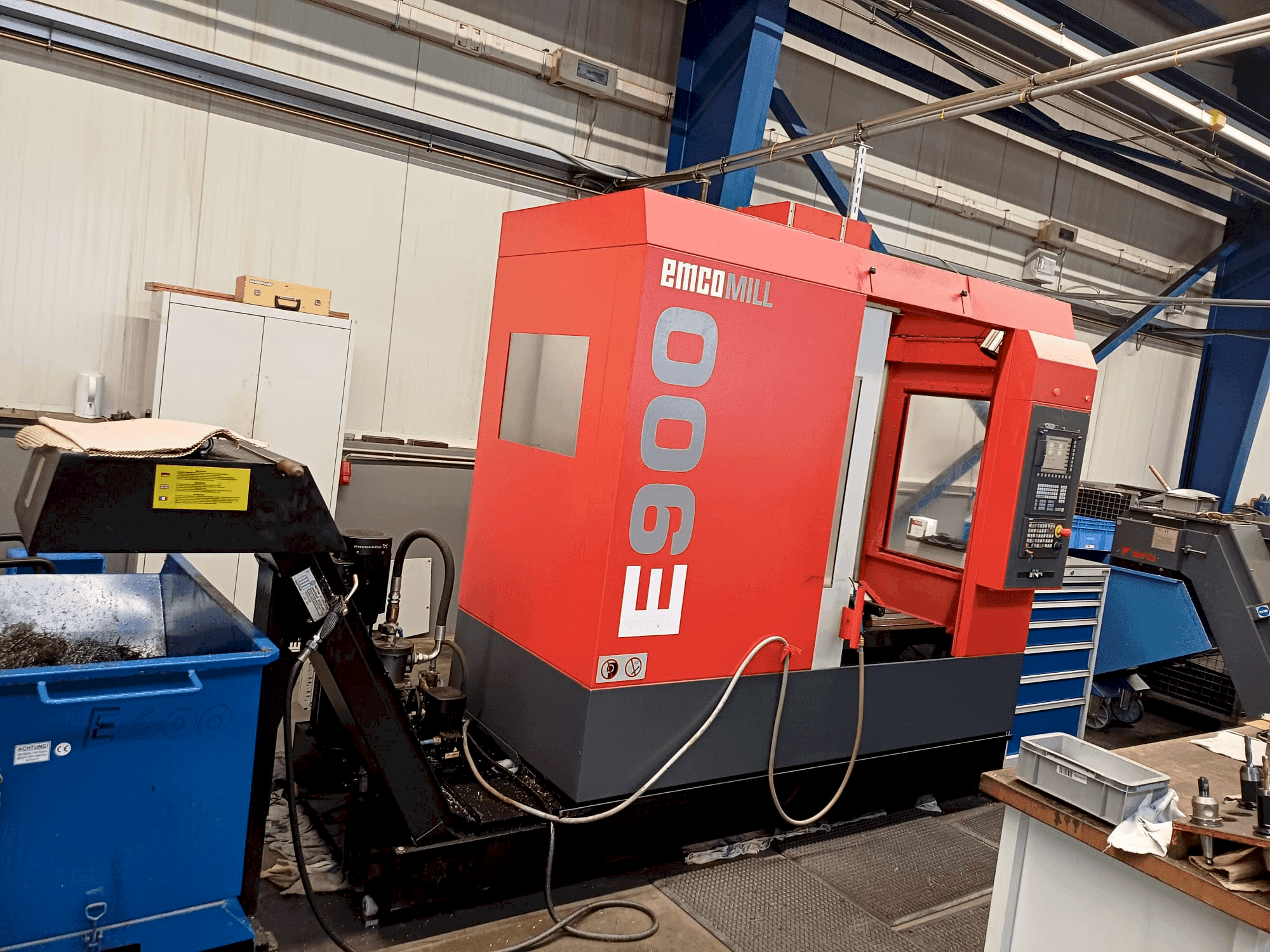 Vooraanzicht van EMCO EmcoMill E900 machine