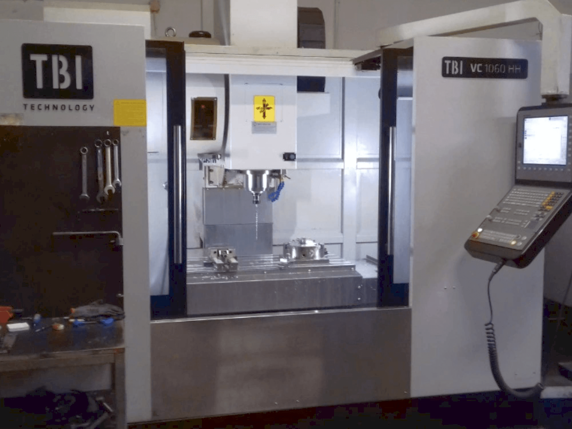 Vooraanzicht van TBI VC 1060 HH machine