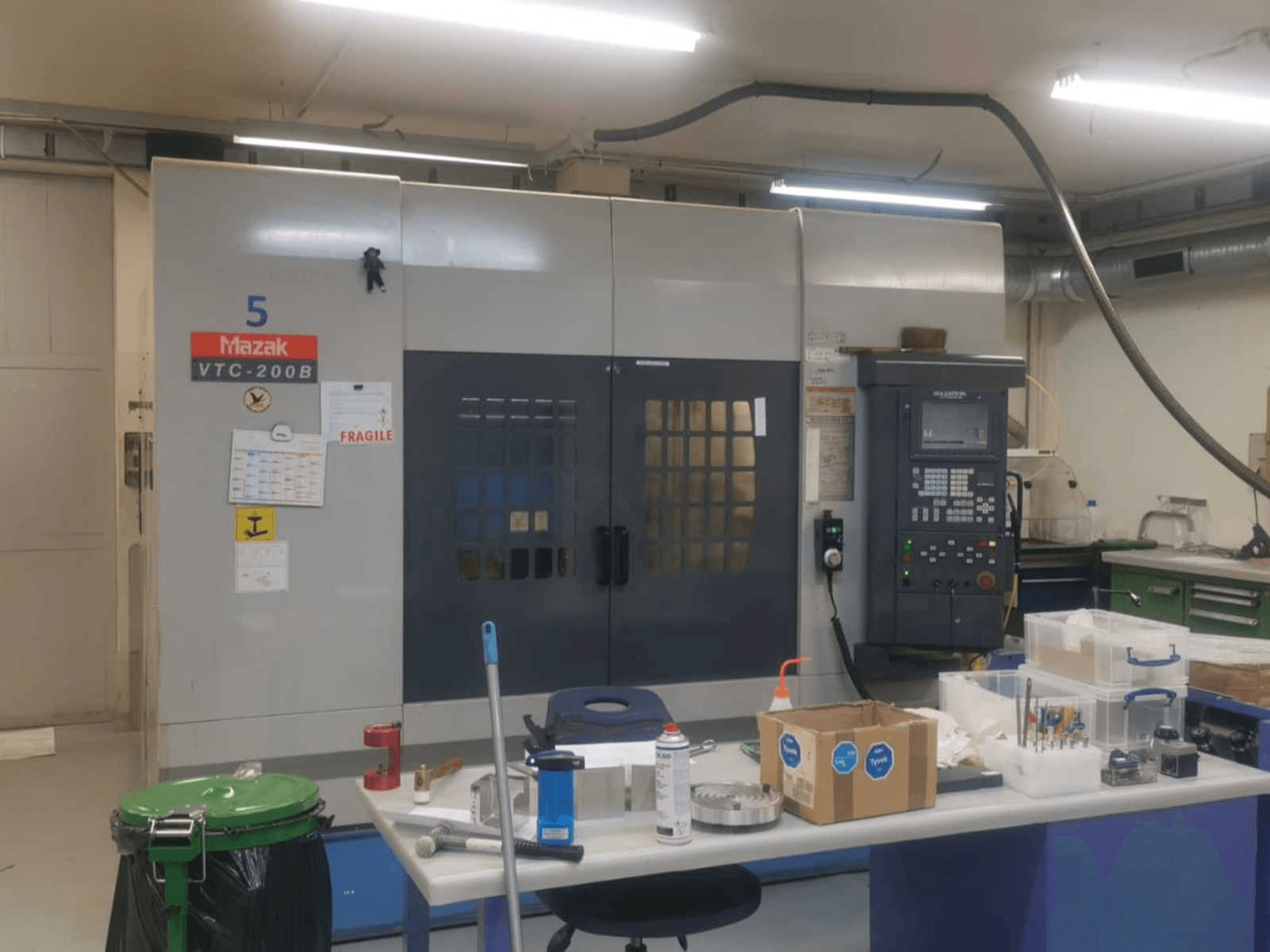 Vooraanzicht van Mazak VTC 200B machine