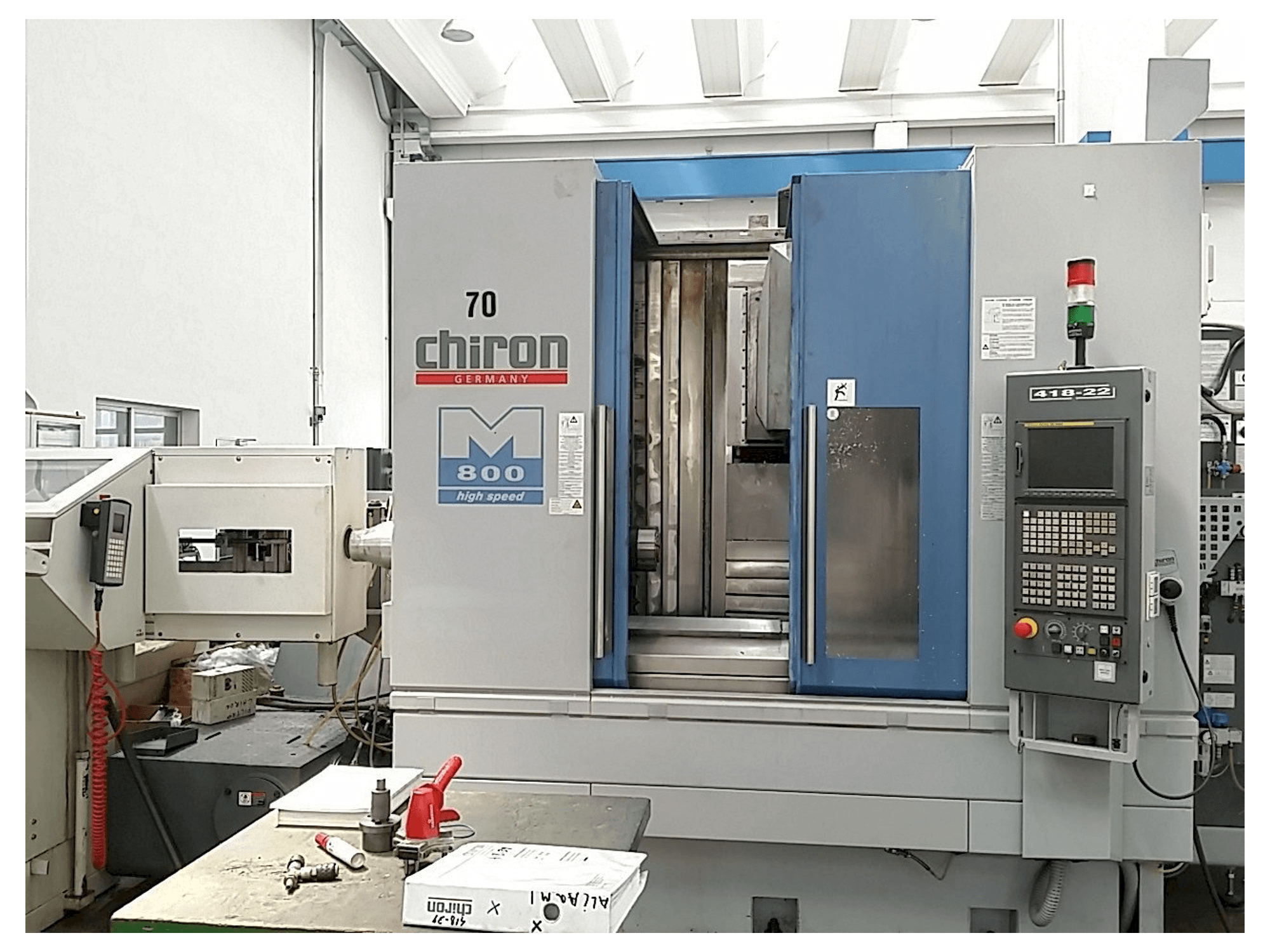 Vooraanzicht van CHIRON Mill 800 machine