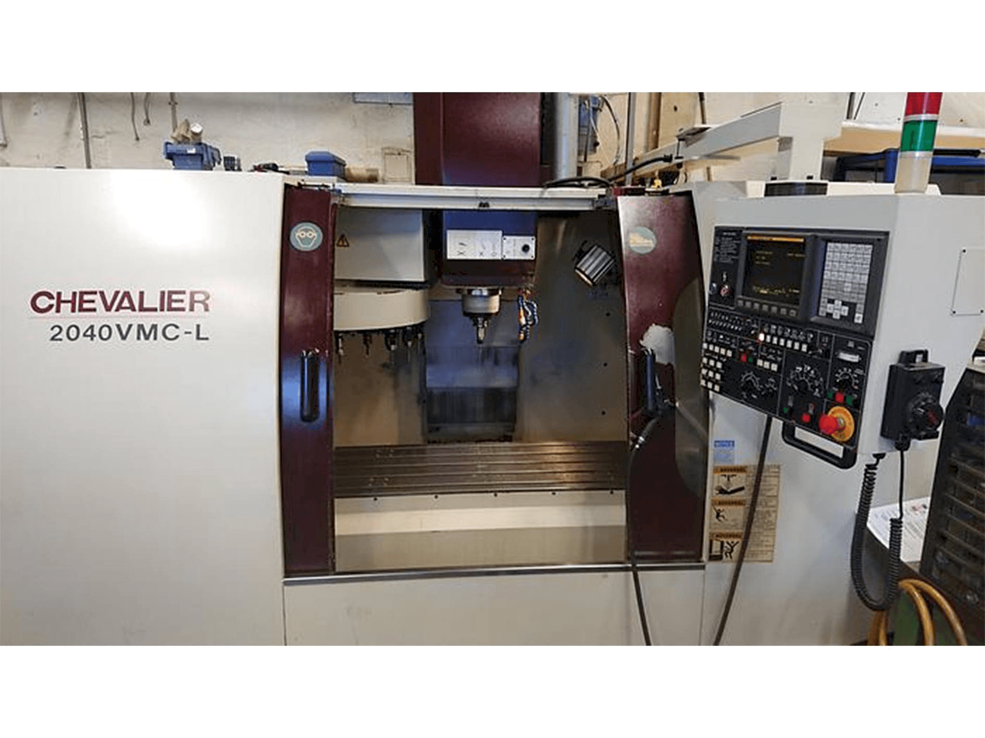 Vooraanzicht van Chevalier 2040 VMC-L machine