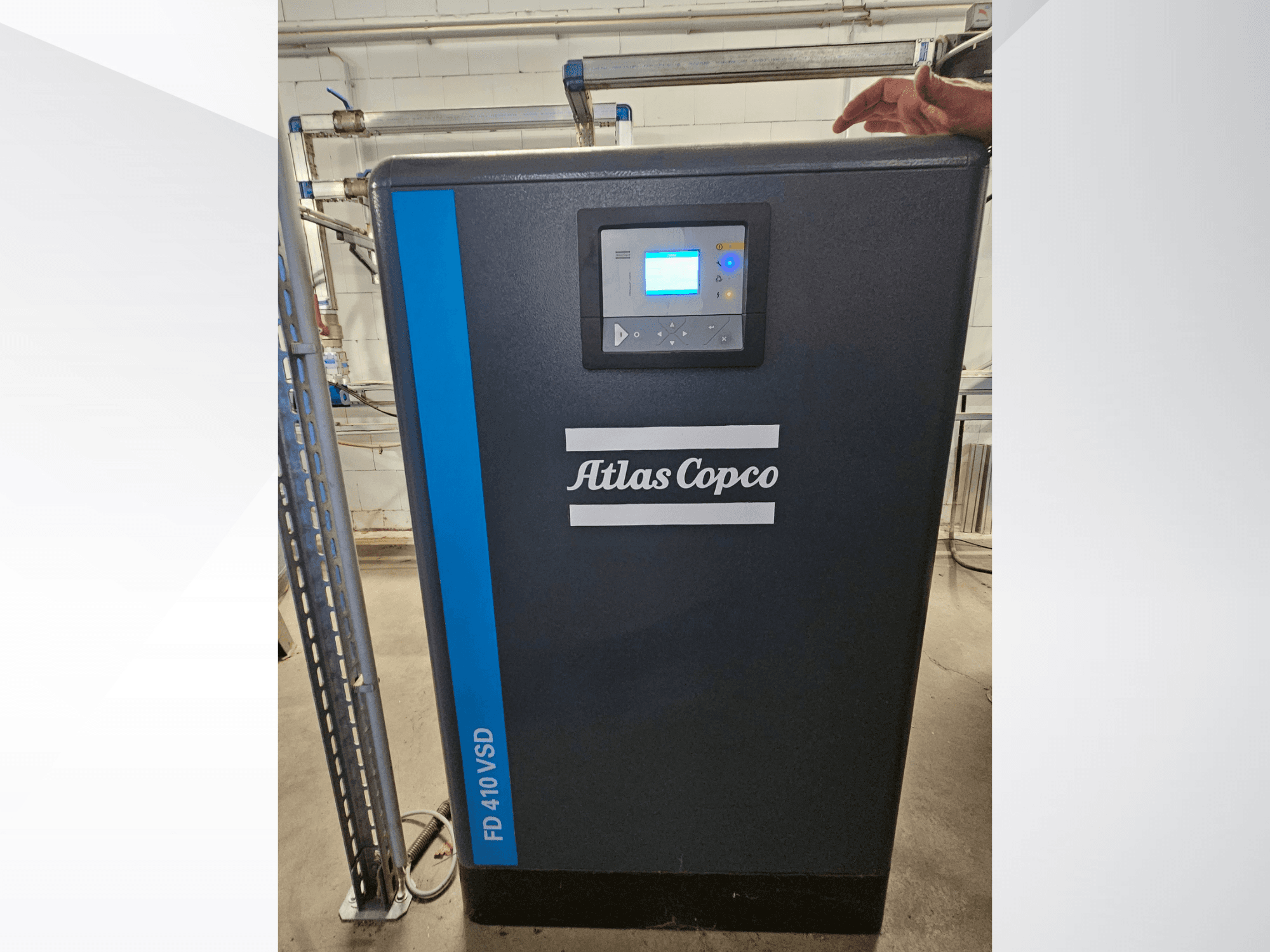 Luchtcompressor GA 110 VSD+ van Atlas Copco in vooraanzicht, met digitaal display en blauwe accenten voor gemakkelijke identificatie.