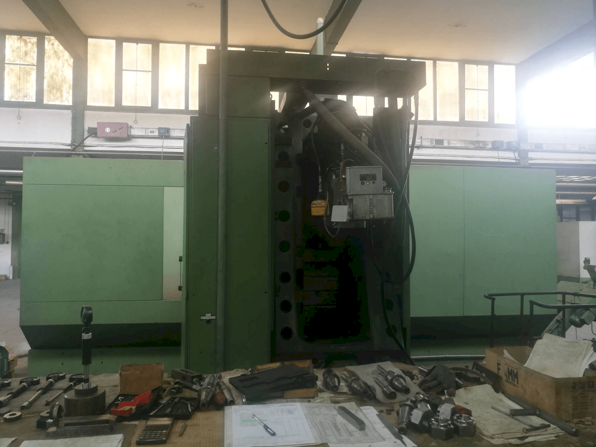 Vooraanzicht van HELLER PFU3 machine