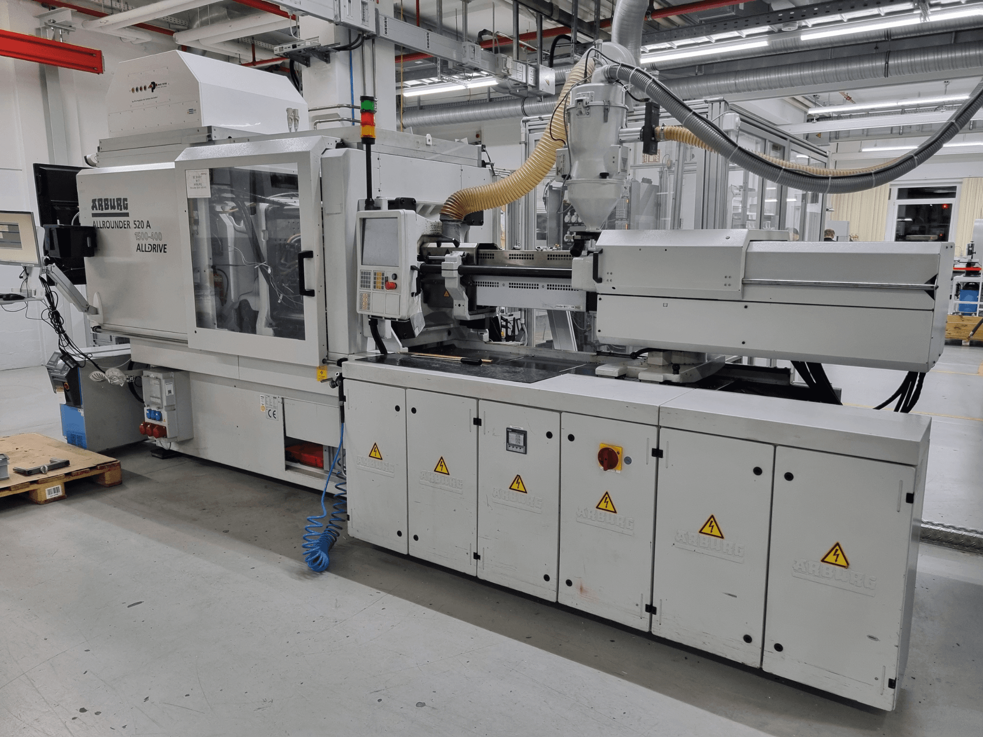Arburg Allrounder 520 A spuitgietmachine, zijaanzicht, met het bedieningspaneel en de veiligheidsfuncties.