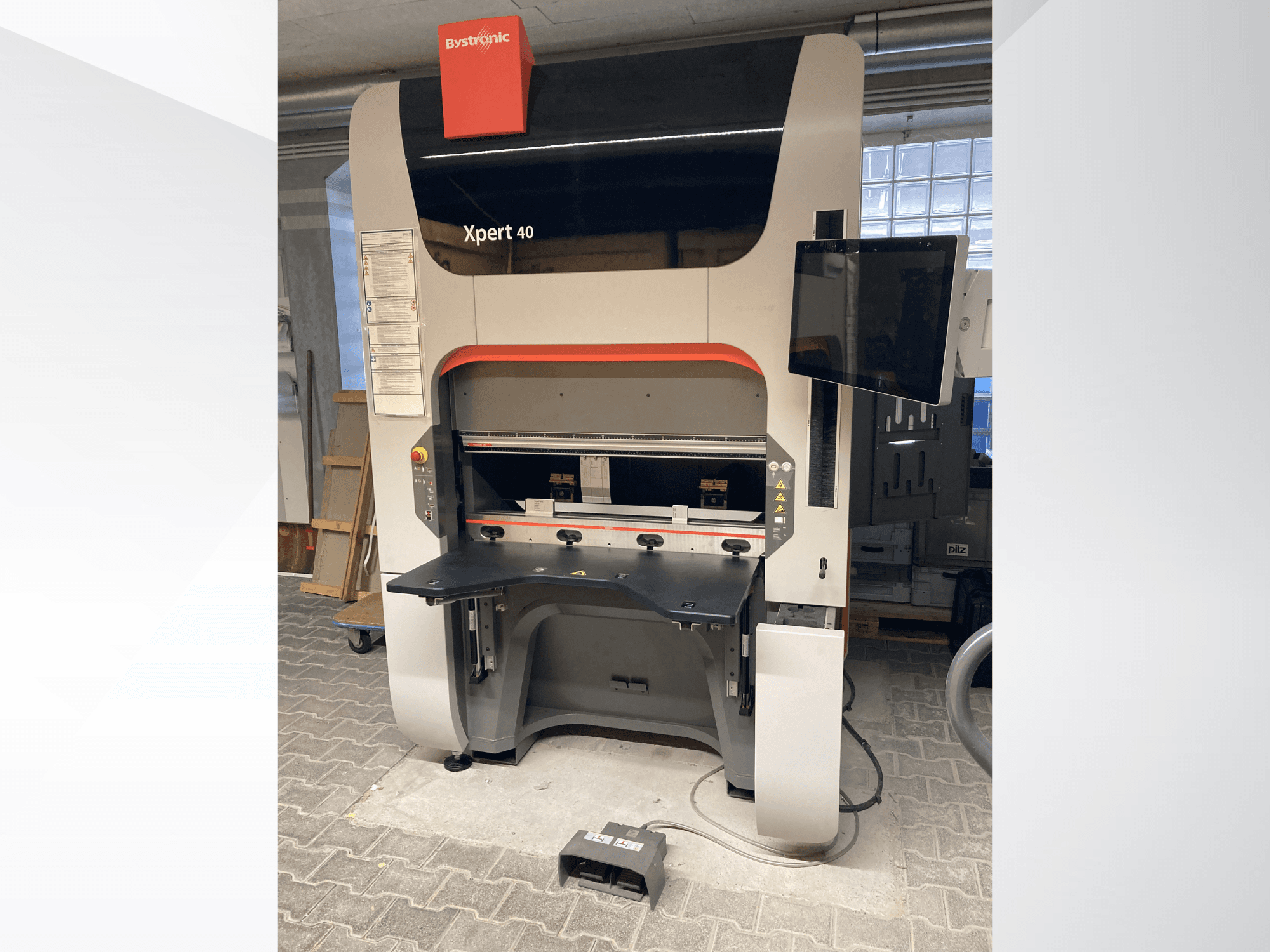 Bystronic Xpert 40/1030 afkantpers in vooraanzicht, met het bedieningspaneel, het werkoppervlak en de aangesloten monitor.