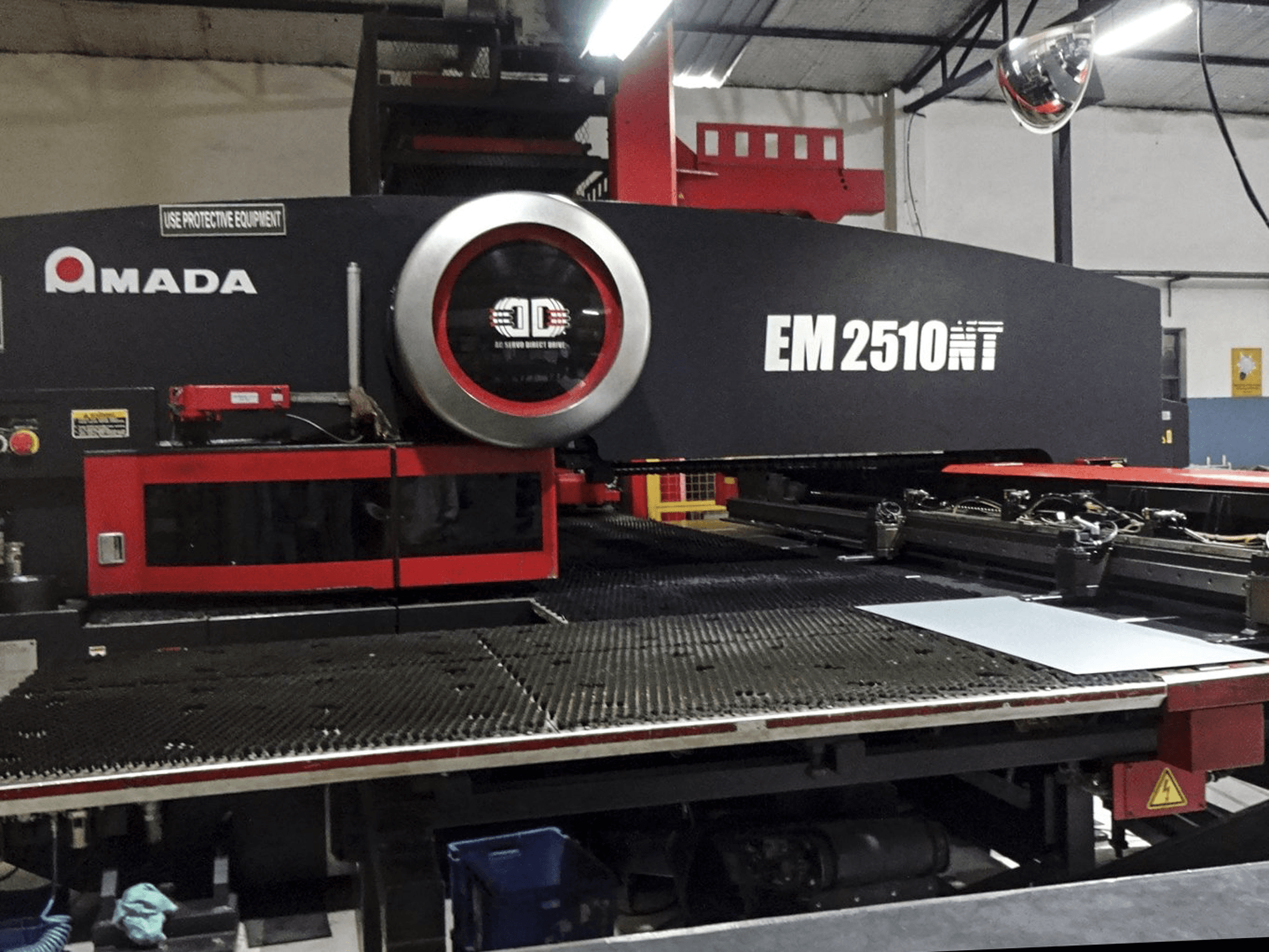 Vooraanzicht van AMADA EM2510NT machine