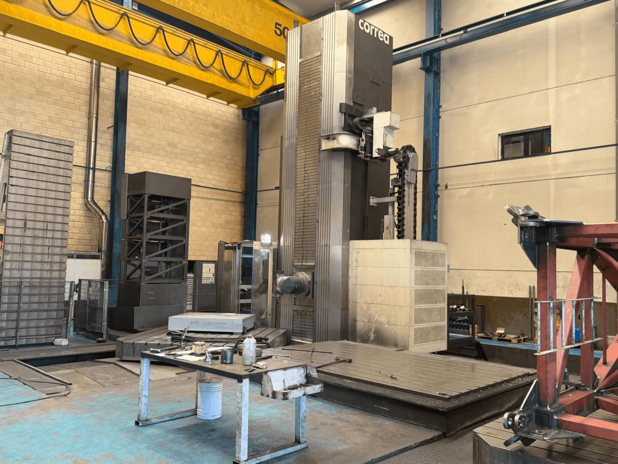 Het universele bewerkingscentrum Correa SUPRA 135 in een werkplaats, vooraanzicht, met de machine en de werkruimte in beeld.