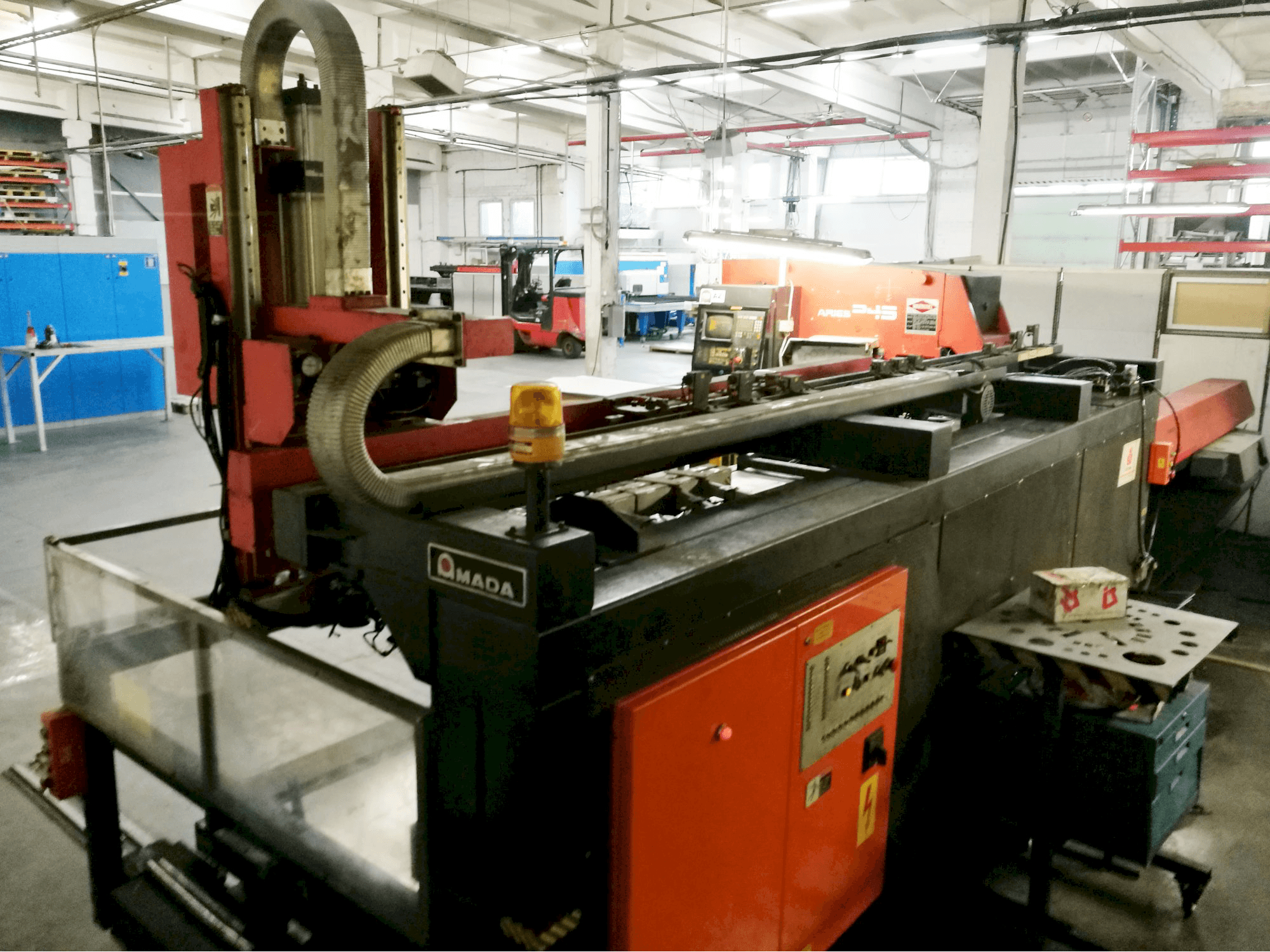 Linkerzijdeaanzicht van AMADA ARIES 245 machine