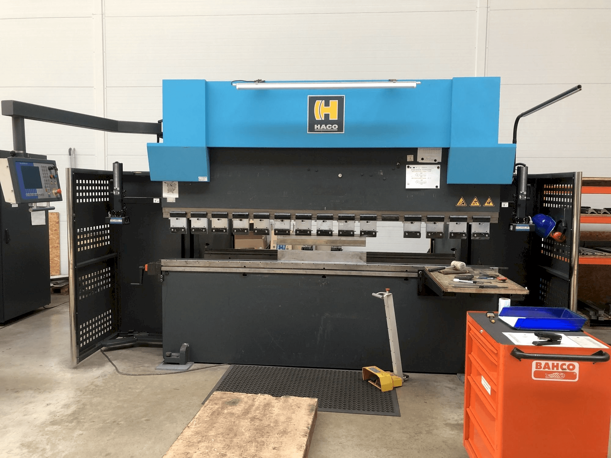 Vooraanzicht van HACO ERMS30250 machine