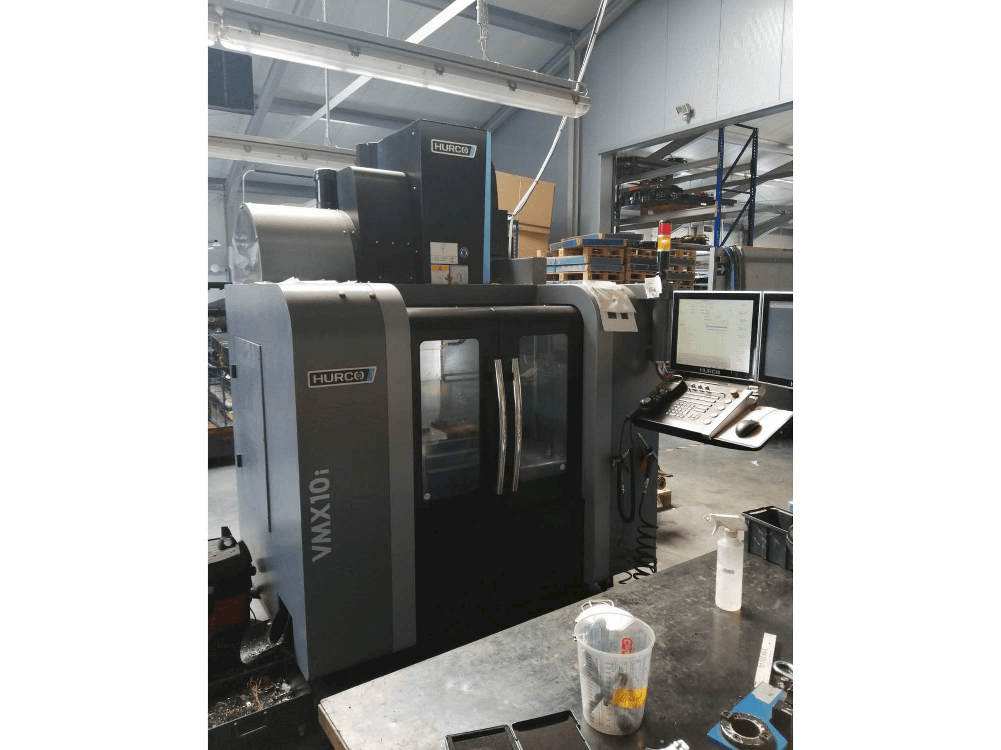 Vooraanzicht van Hurco VMX10i machine