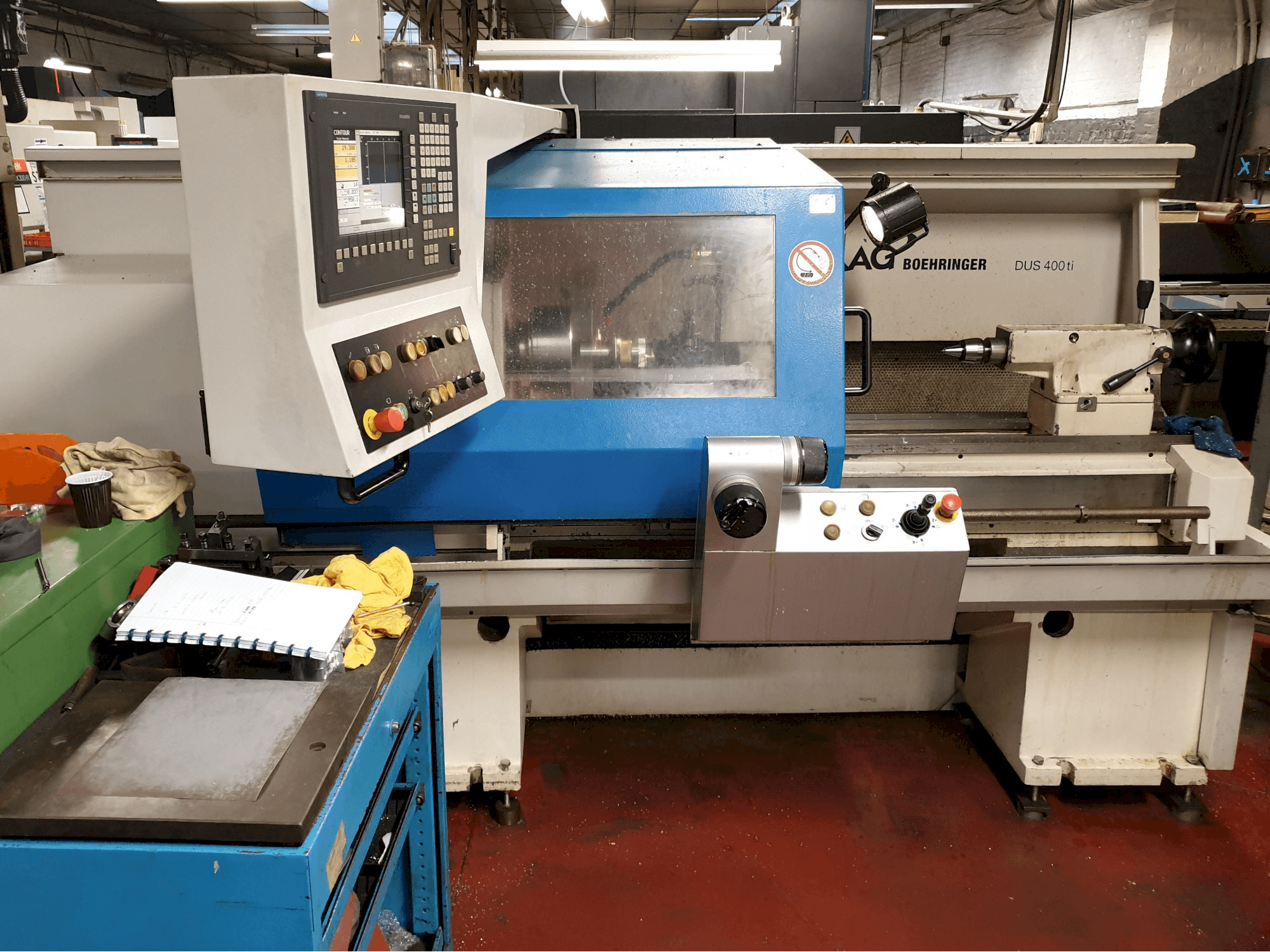 Vooraanzicht van BOEHRINGER DUS 400 ti machine