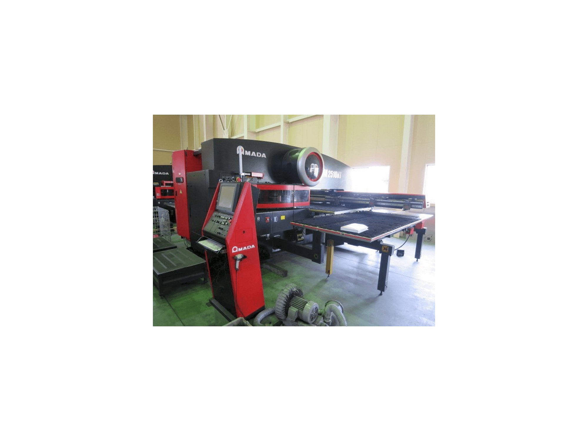 Vooraanzicht van AMADA EM 2510NT machine