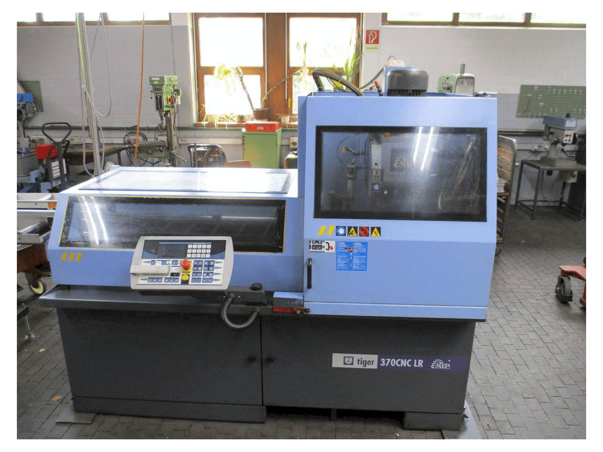 Vooraanzicht van MEP TIGER 370 CNC - LR machine