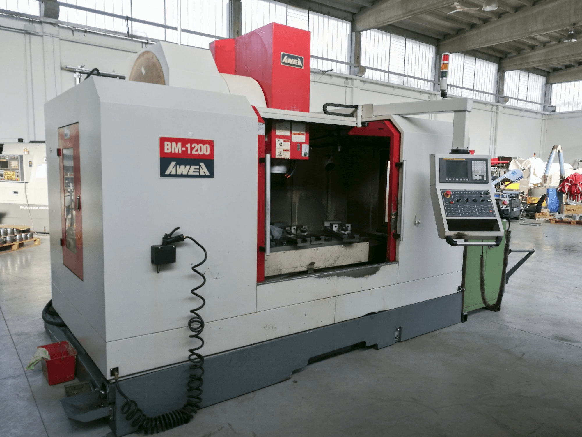 Links zicht van AWEA BM-1200 machine