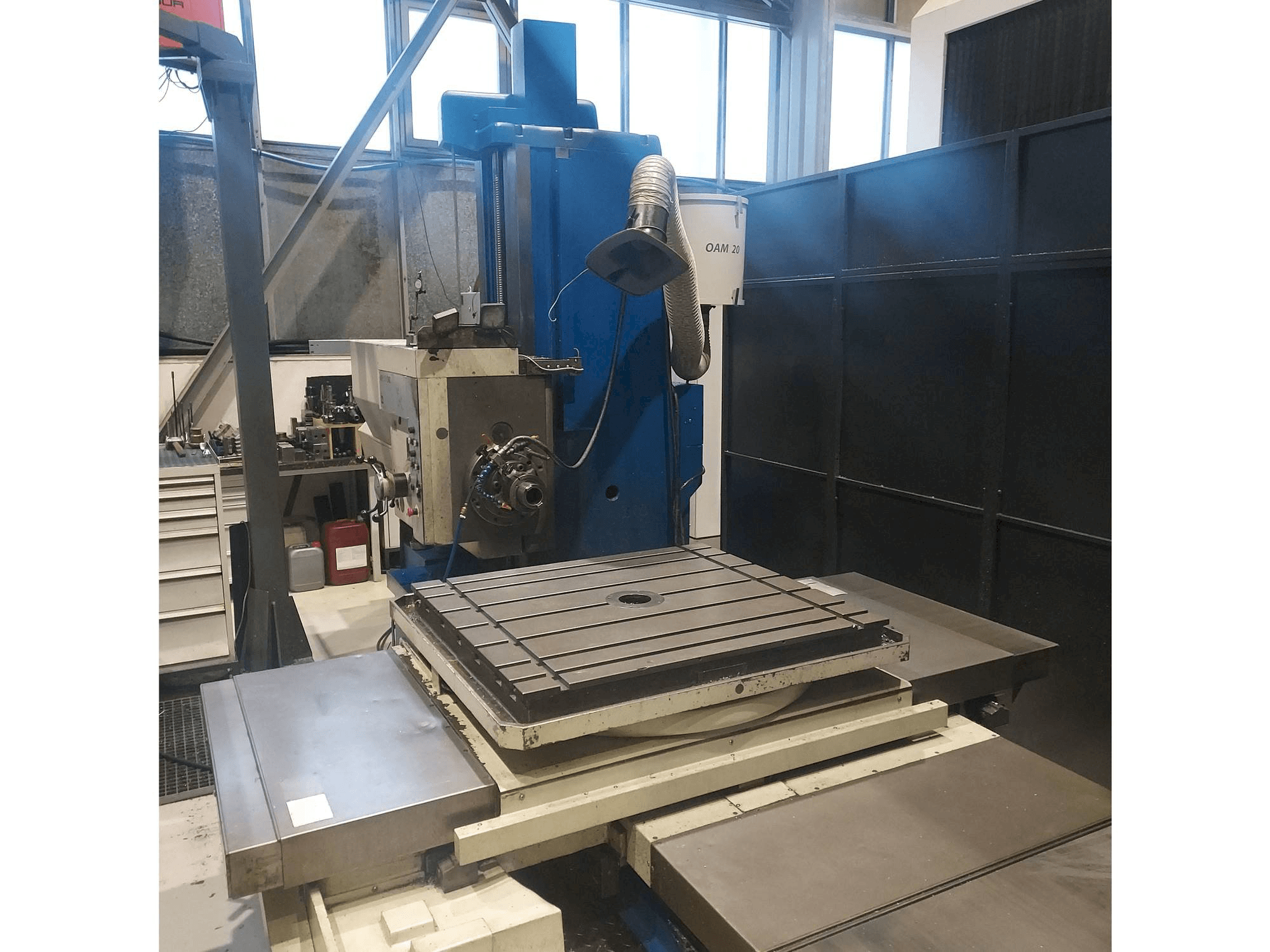 Vooraanzicht van TOS WH 10 CNC machine