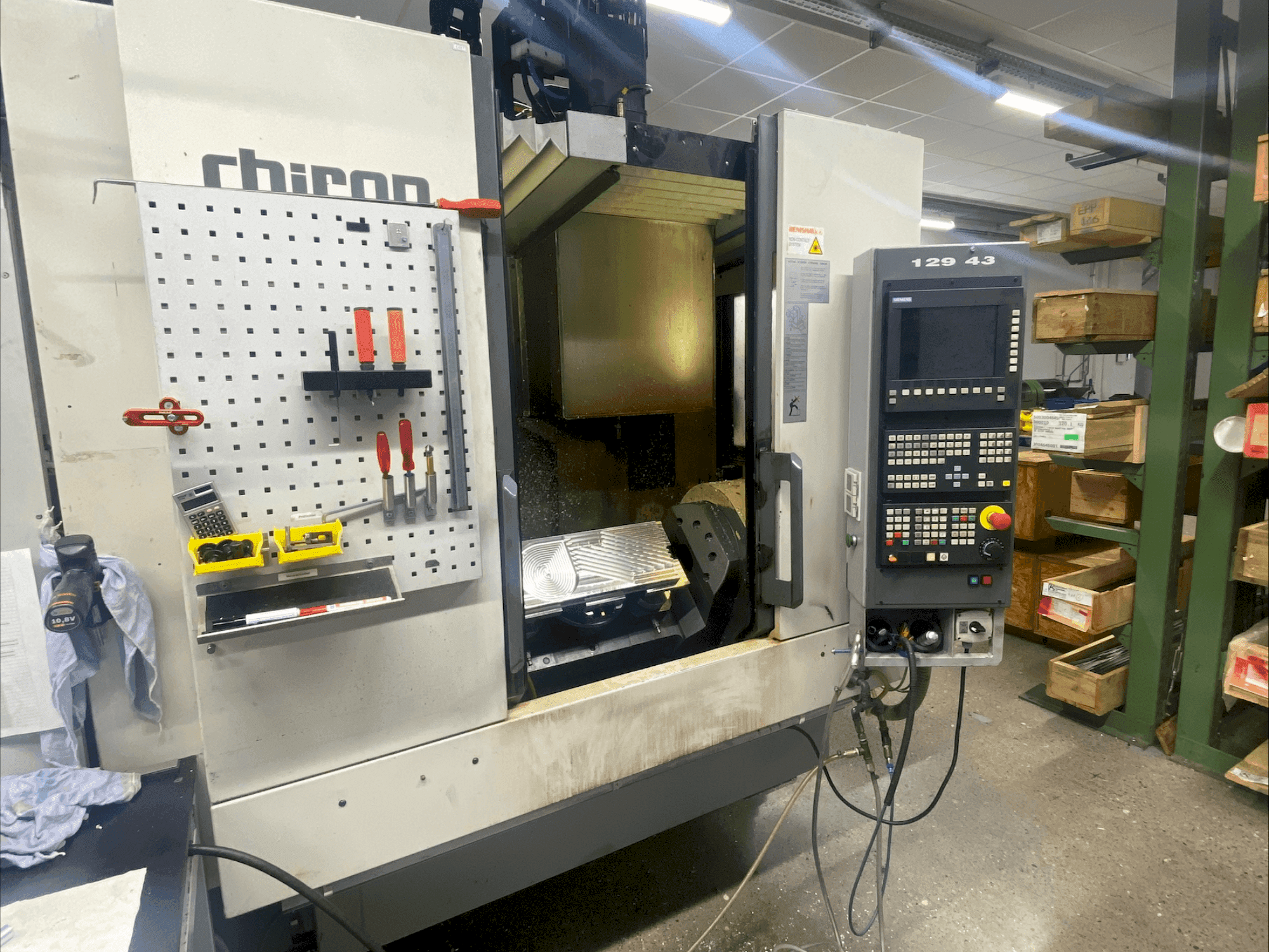 Vooraanzicht van CHIRON FZ 15K S machine