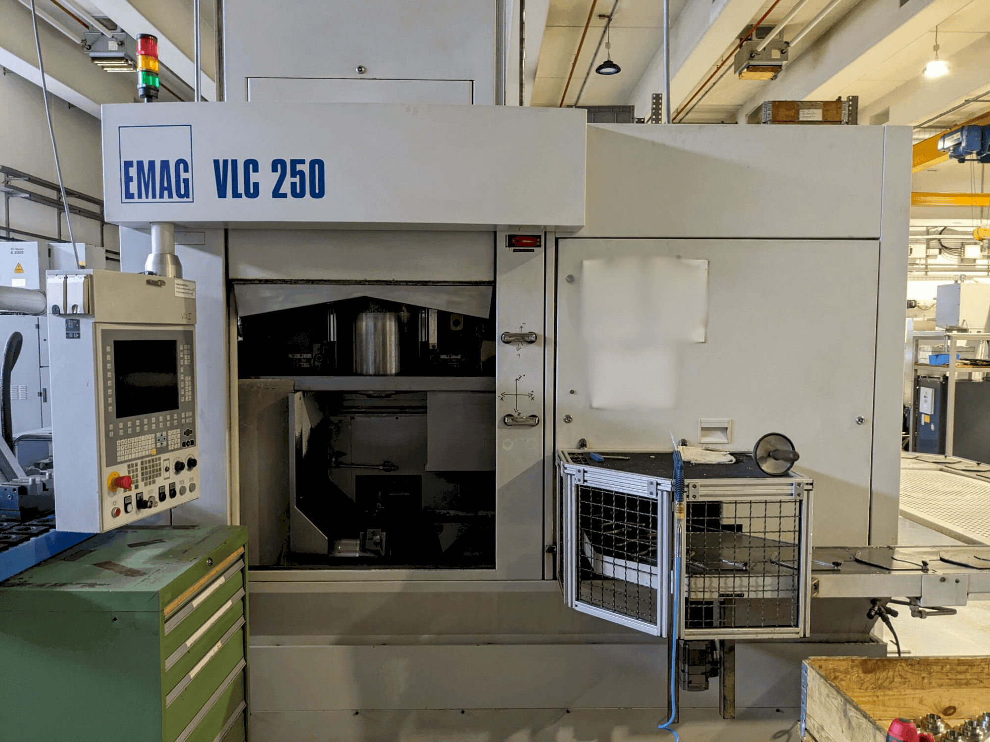 Vooraanzicht van EMAG VLC 250 machine